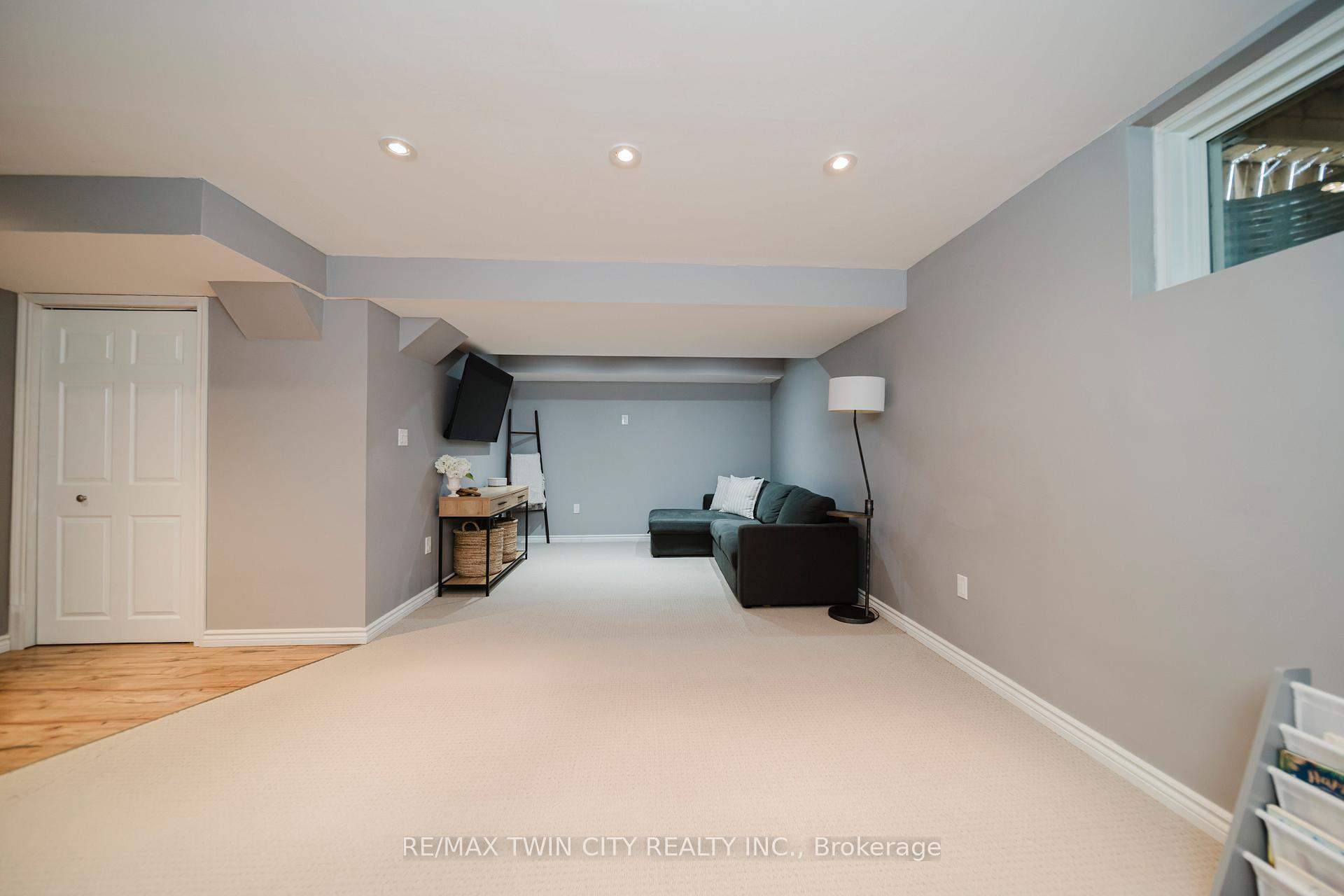 Photo 27 of 81 Pond View Drive, Wellesley — HOMEH