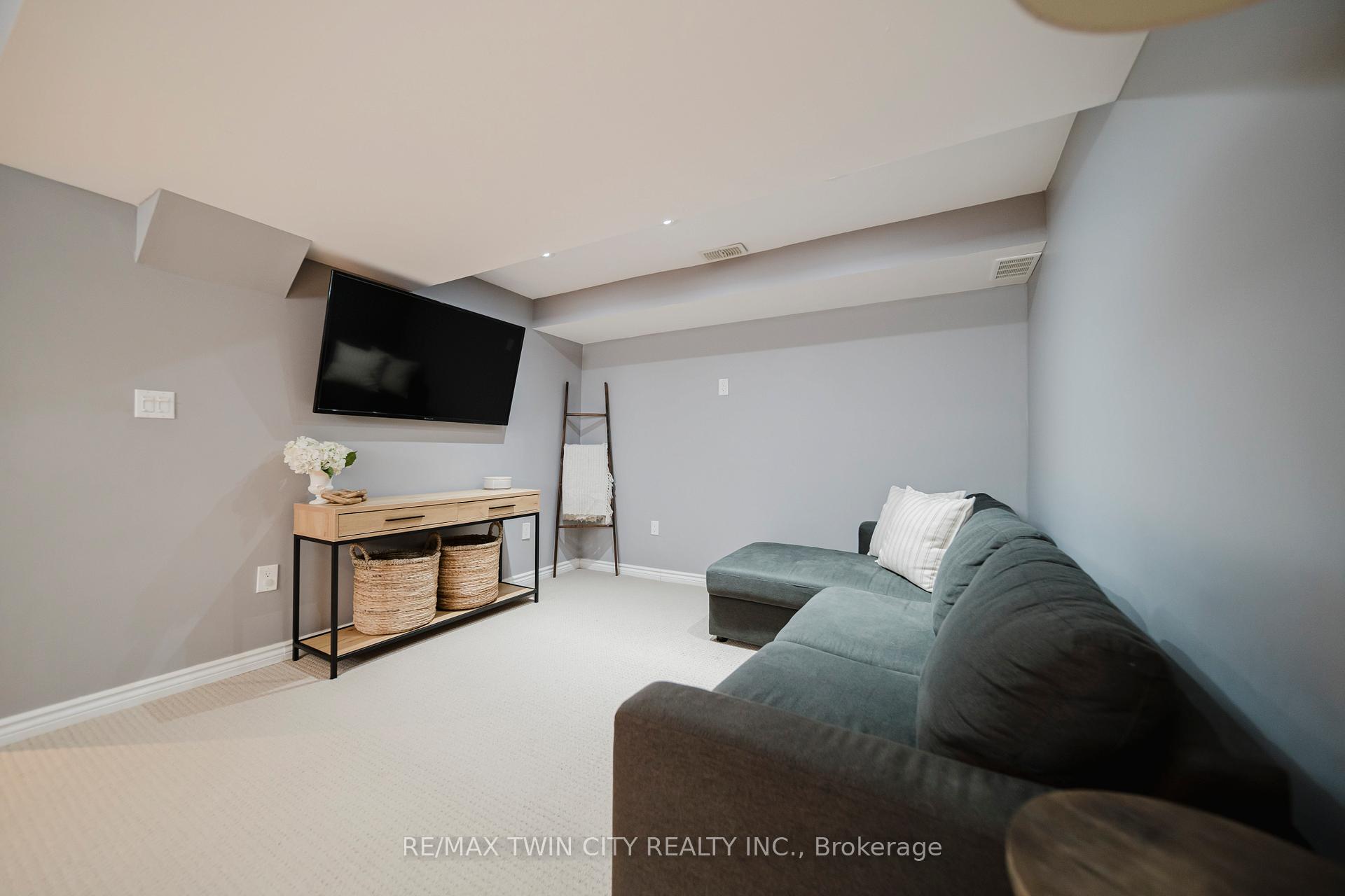 Photo 29 of 81 Pond View Drive, Wellesley — HOMEH