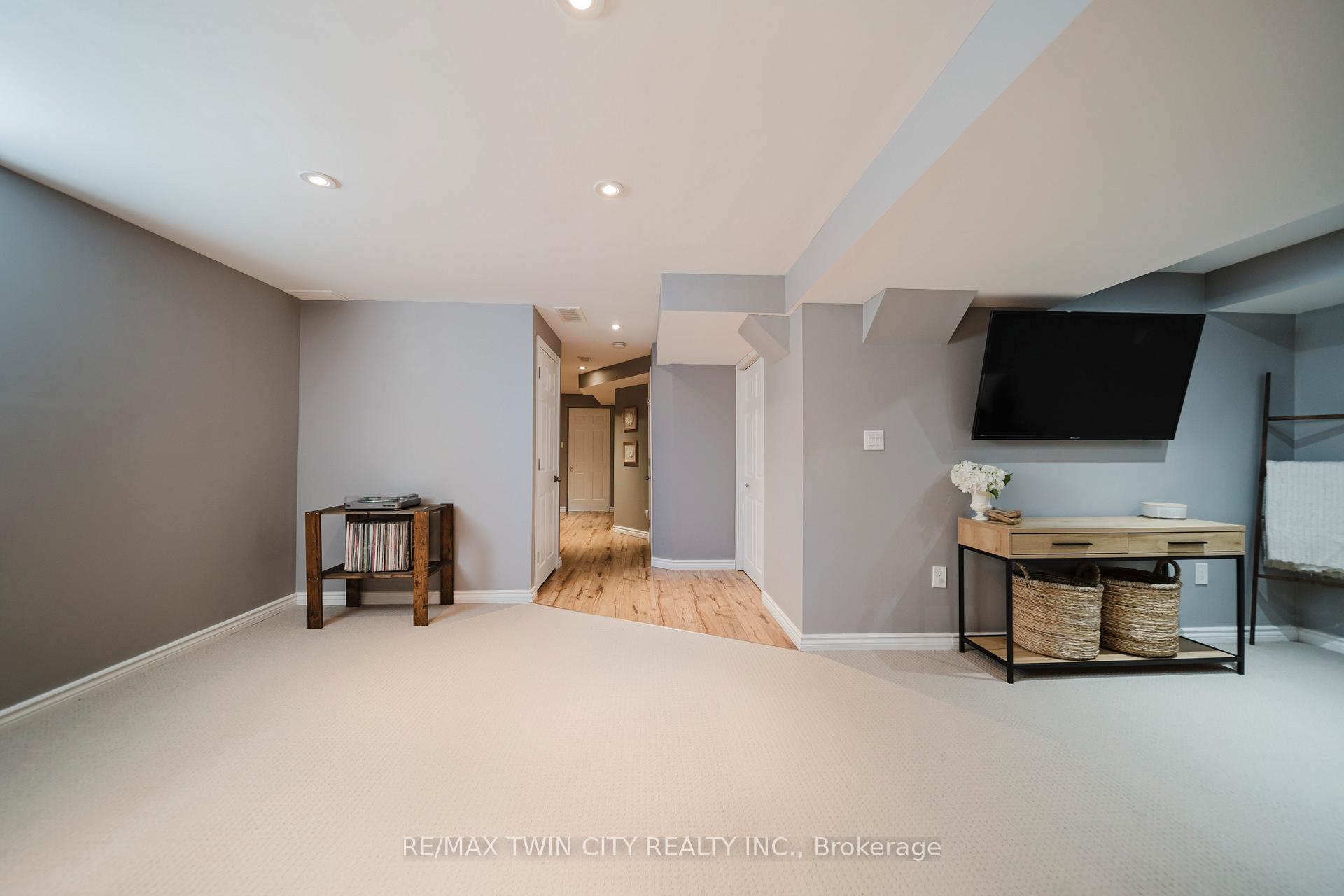 Photo 31 of 81 Pond View Drive, Wellesley — HOMEH