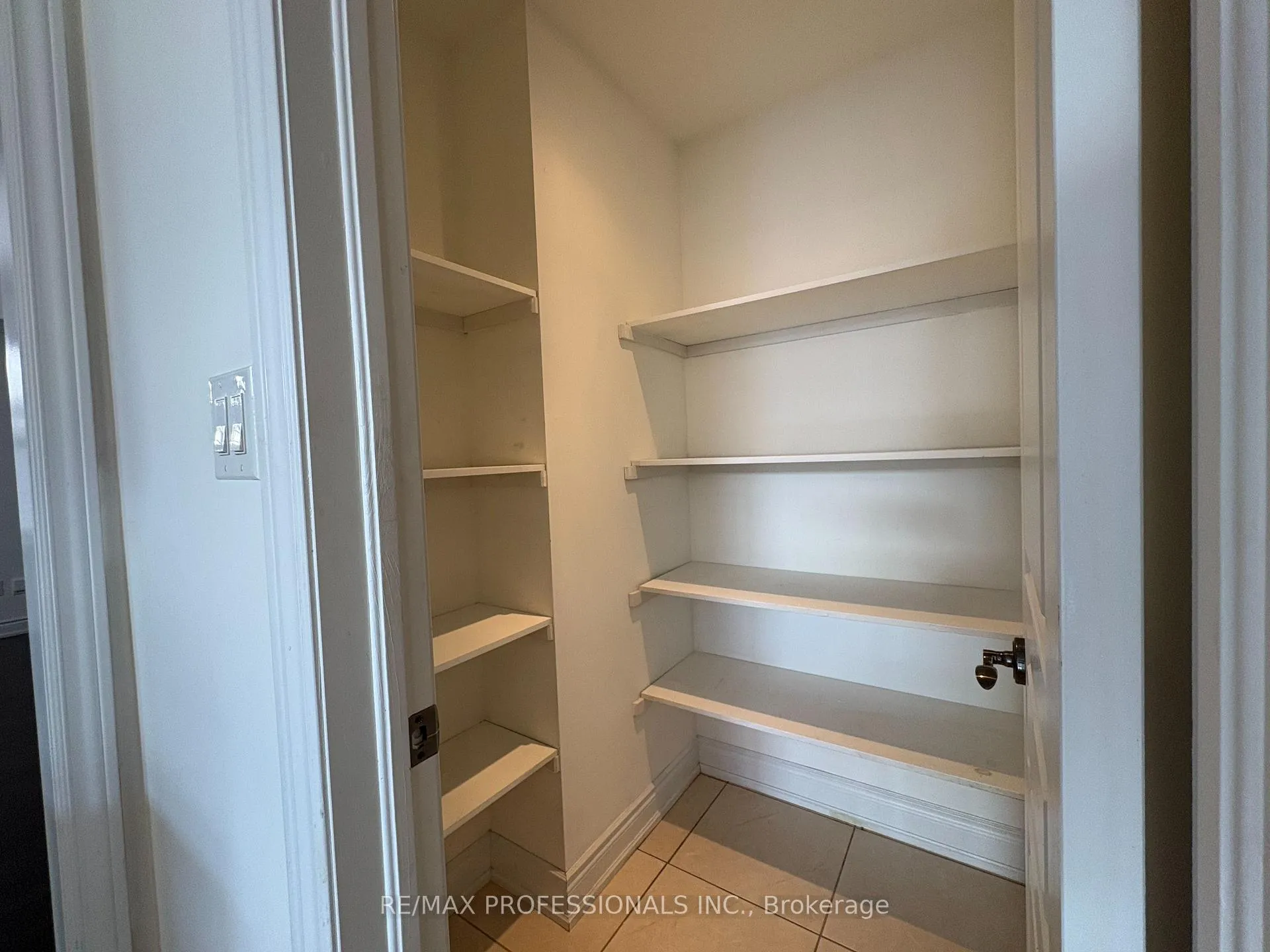 Photo 4 of 73 Barletta Drive, Vaughan, Patterson — HOMEH