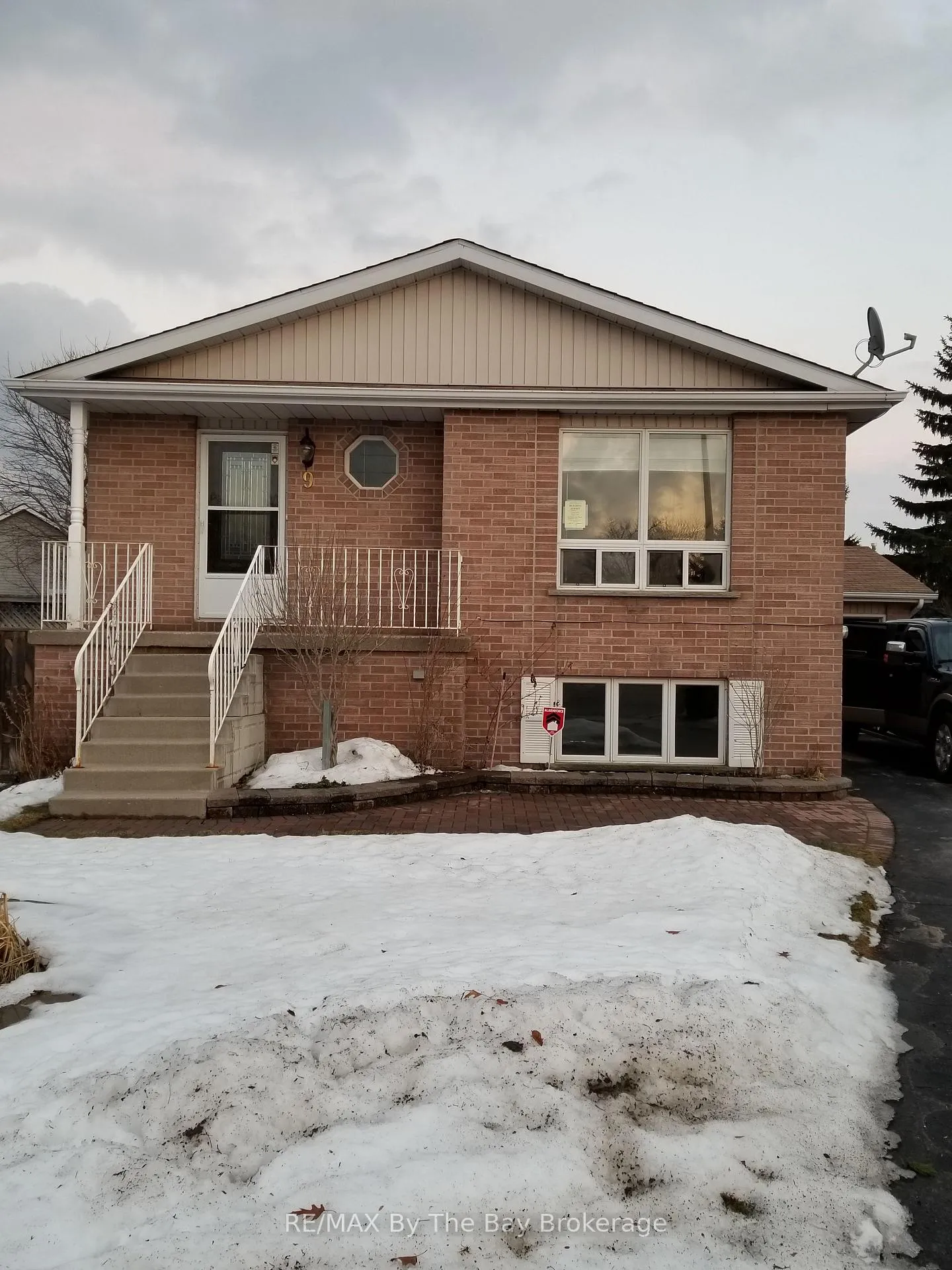Photo 1 of 9 (Upper) Myrtle Lynn Place, Wasaga Beach — HOMEH