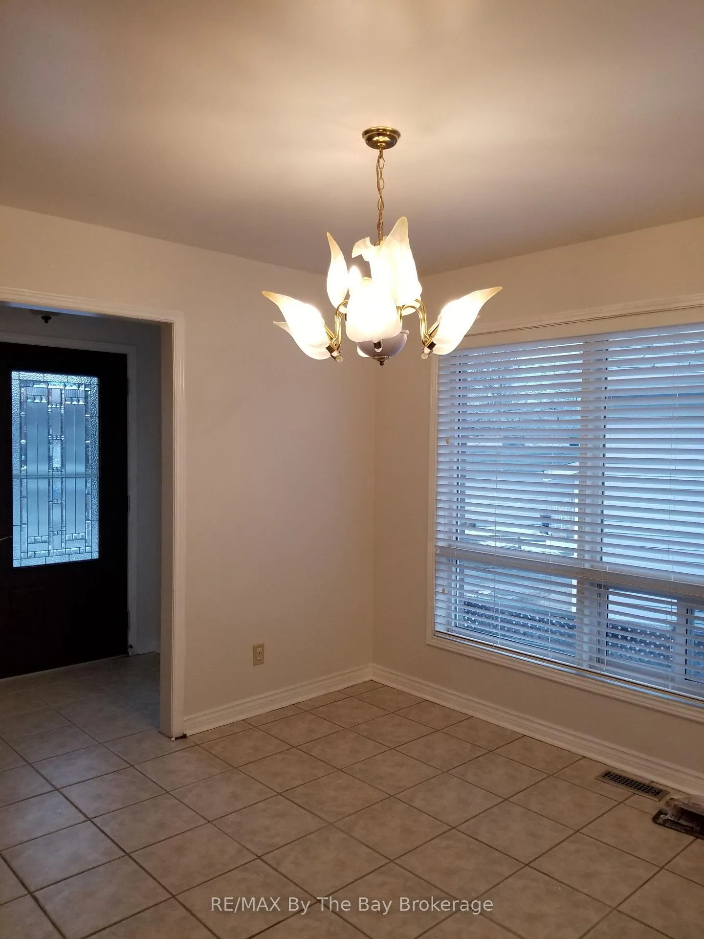 Photo 3 of 9 (Upper) Myrtle Lynn Place, Wasaga Beach — HOMEH