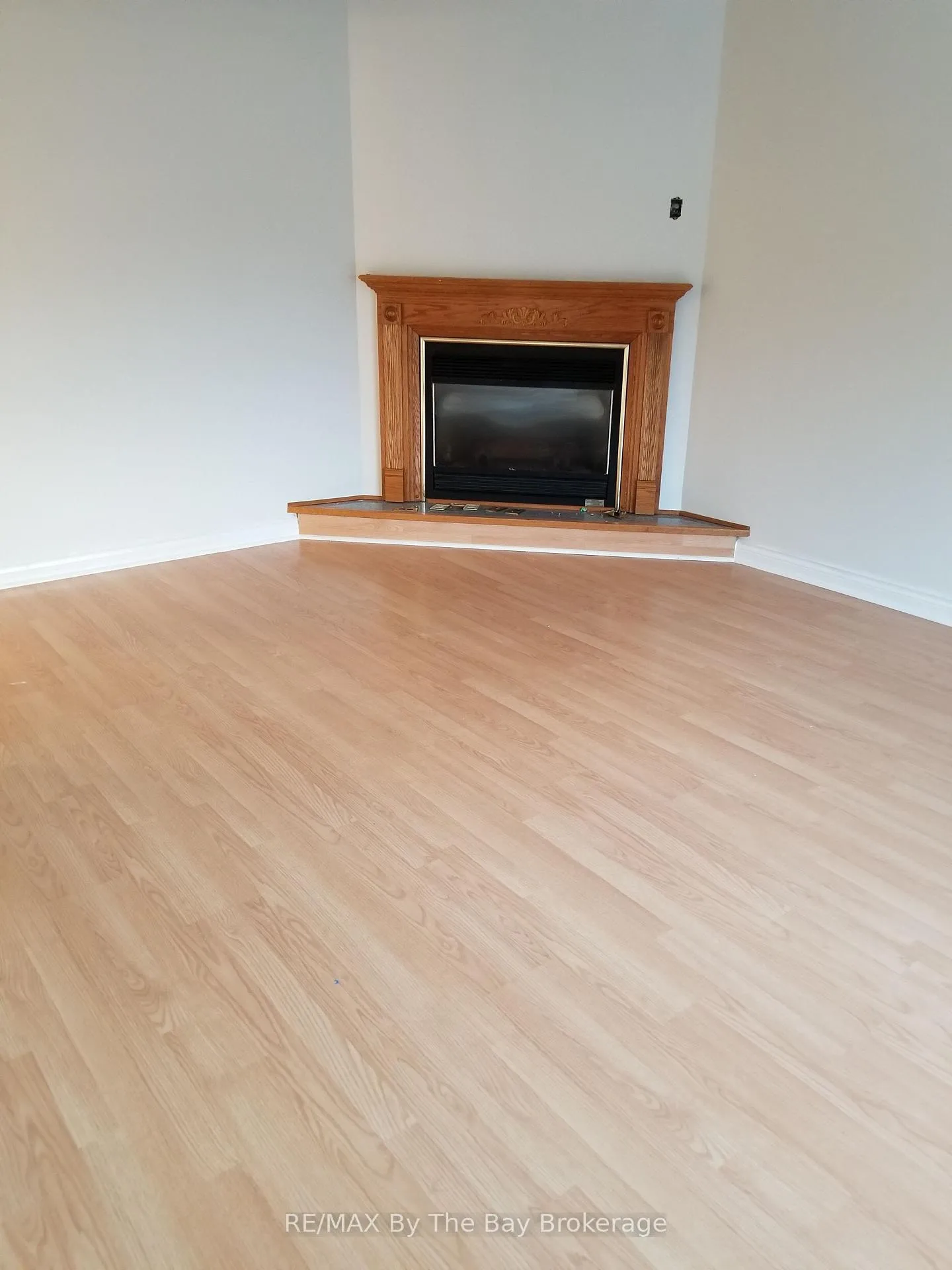 Photo 4 of 9 (Upper) Myrtle Lynn Place, Wasaga Beach — HOMEH