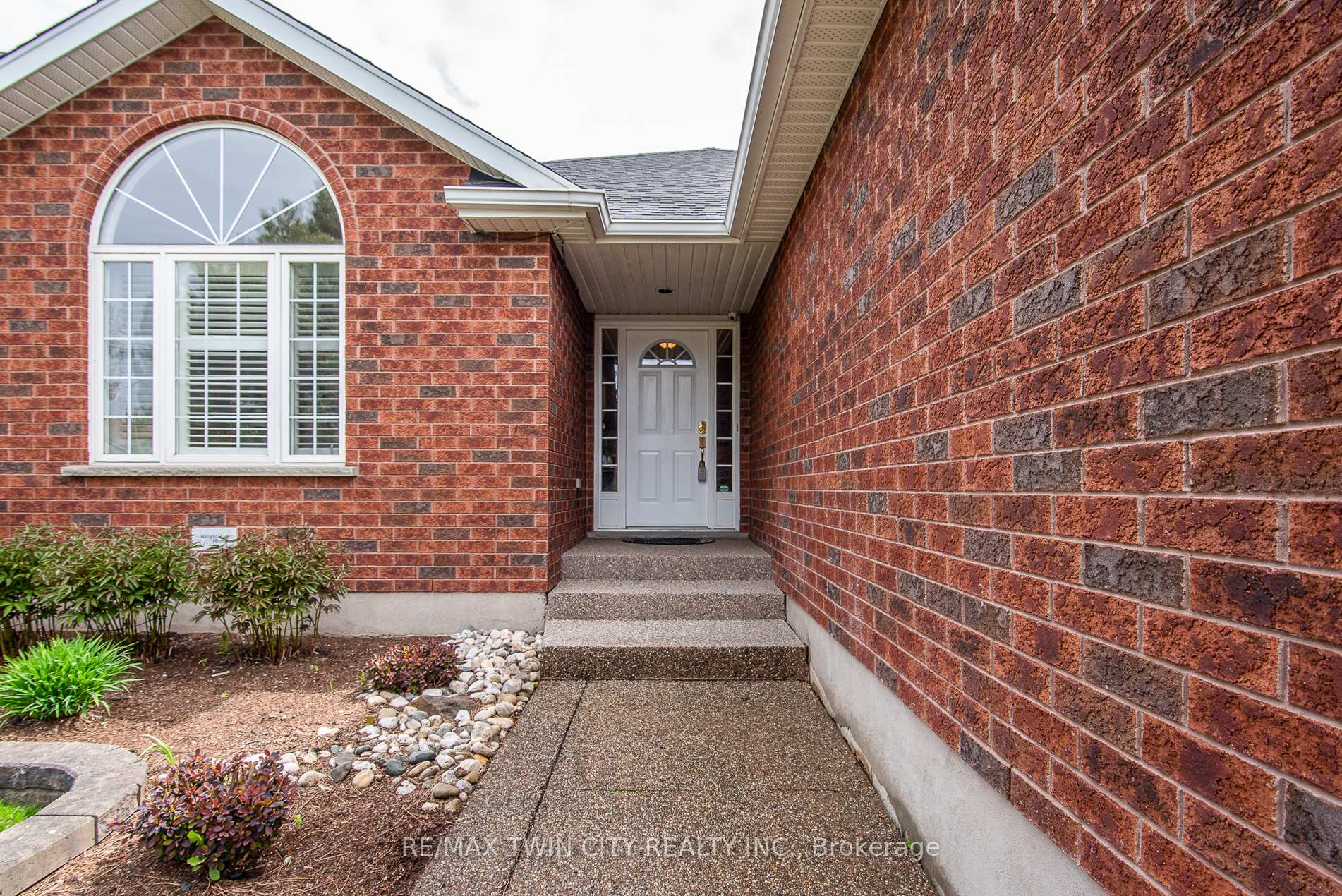 Photo 3 of 58 Zinkann Crescent, Wellesley — HOMEH