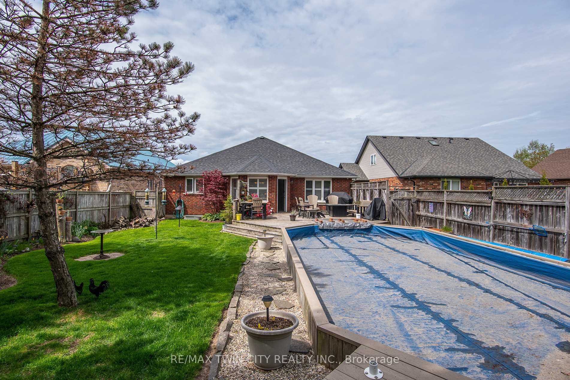 Photo 12 of 58 Zinkann Crescent, Wellesley — HOMEH