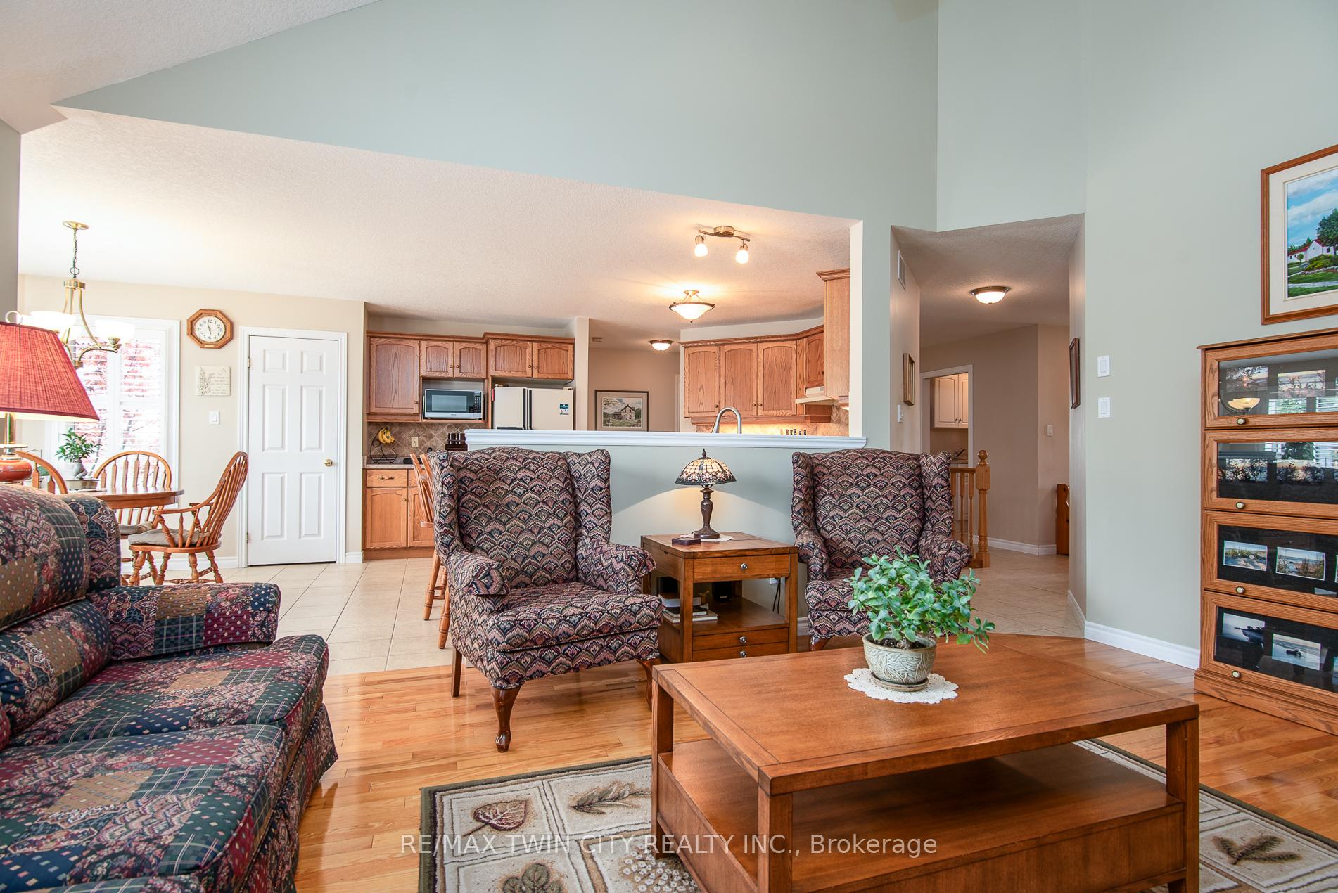 Photo 23 of 58 Zinkann Crescent, Wellesley — HOMEH