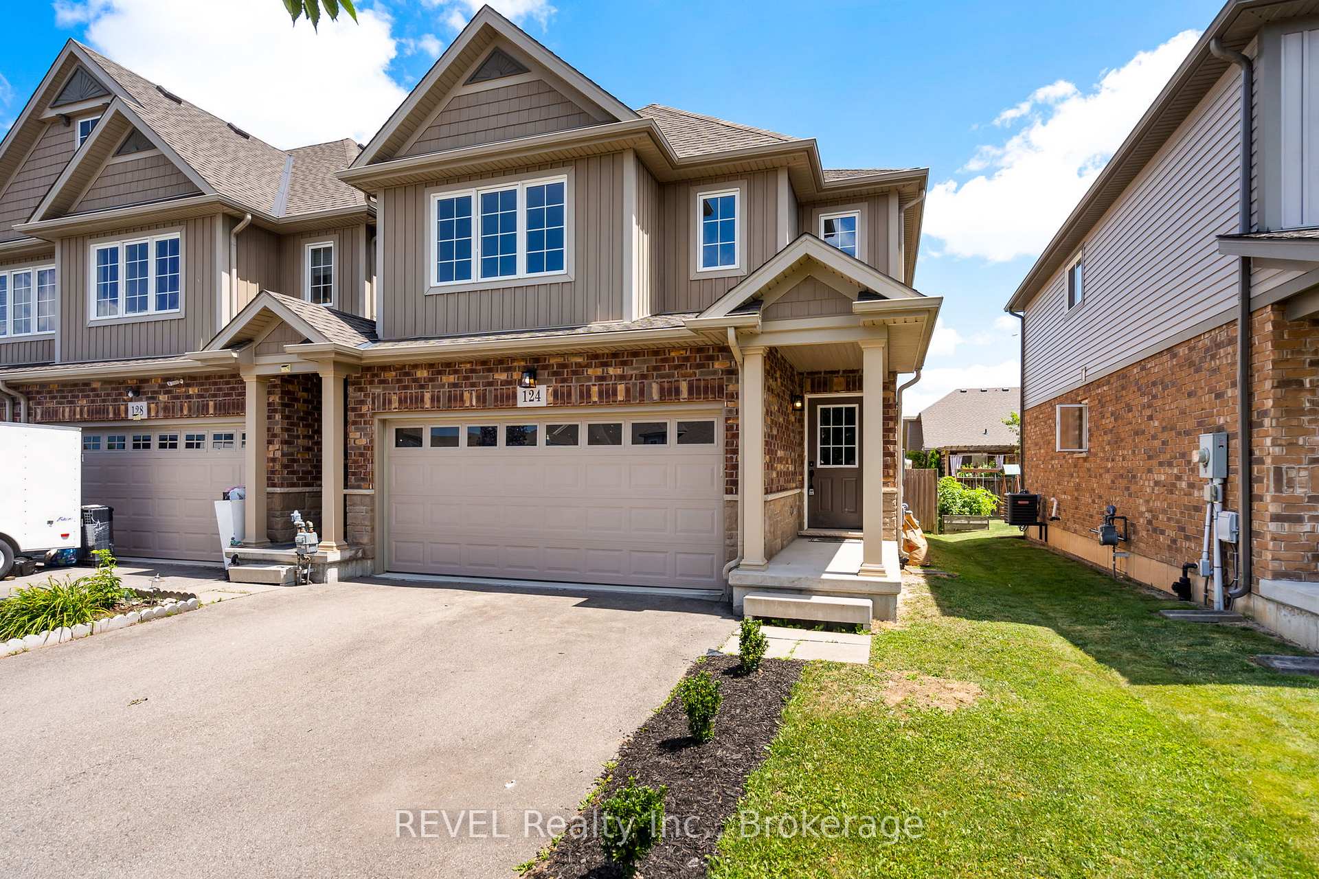 Photo 3 of 124 Roselawn Crescent, Welland, Coyle Creek — HOMEH