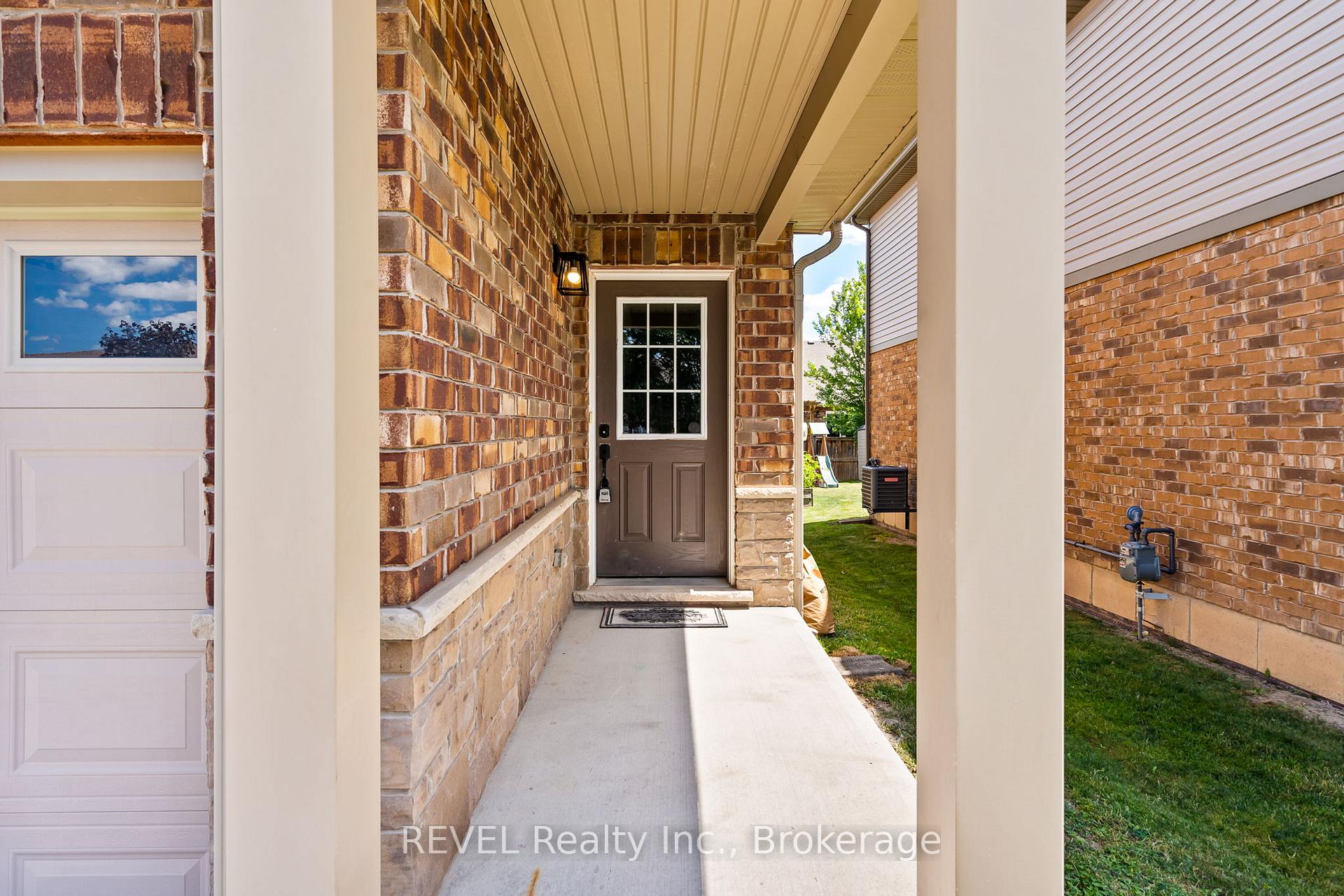 Photo 4 of 124 Roselawn Crescent, Welland, Coyle Creek — HOMEH