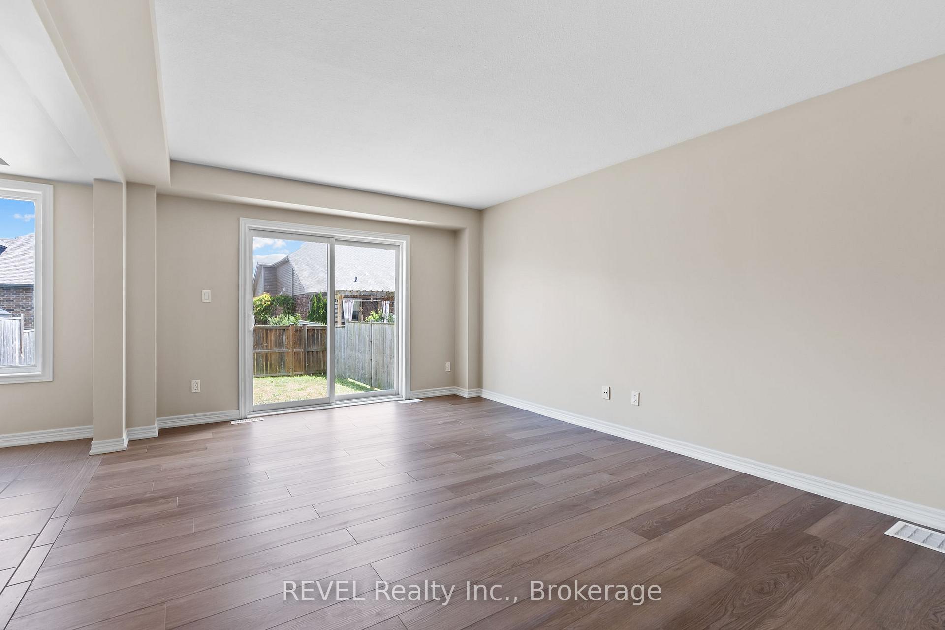 Photo 7 of 124 Roselawn Crescent, Welland, Coyle Creek — HOMEH