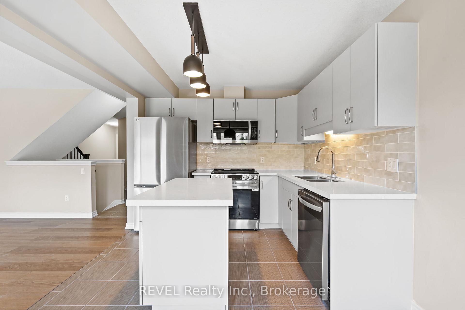 Photo 11 of 124 Roselawn Crescent, Welland, Coyle Creek — HOMEH