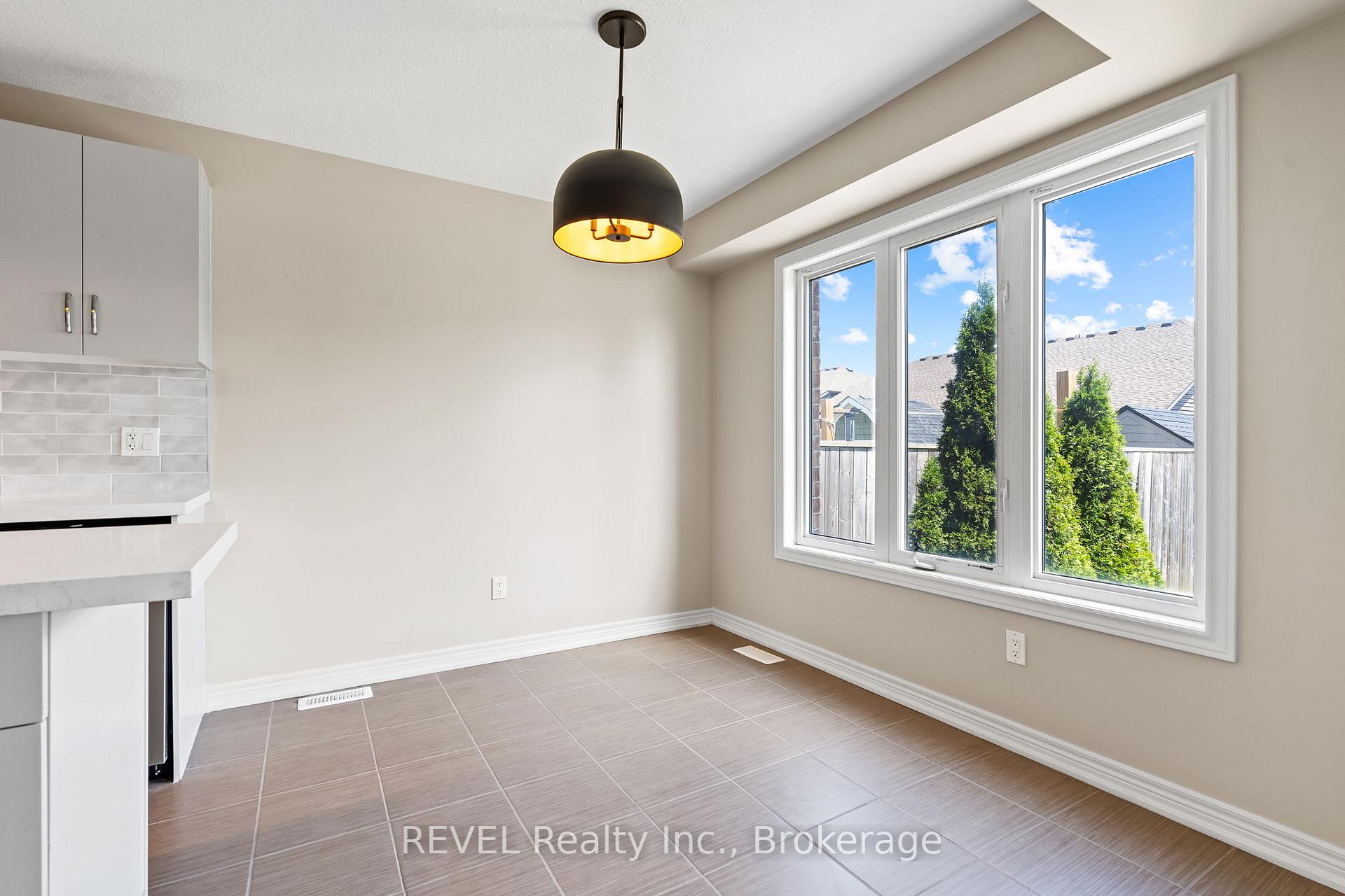 Photo 12 of 124 Roselawn Crescent, Welland, Coyle Creek — HOMEH