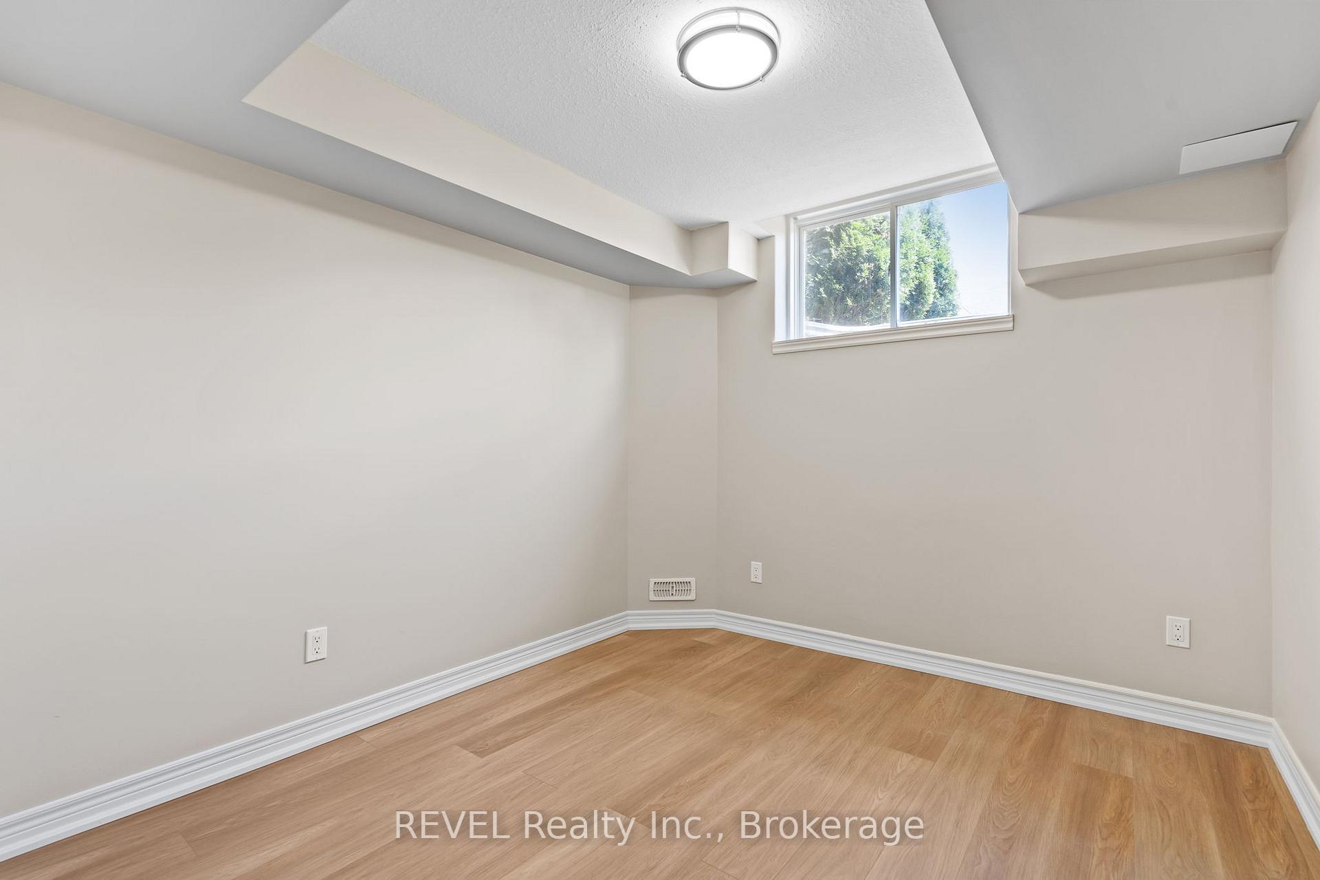 Photo 23 of 124 Roselawn Crescent, Welland, Coyle Creek — HOMEH
