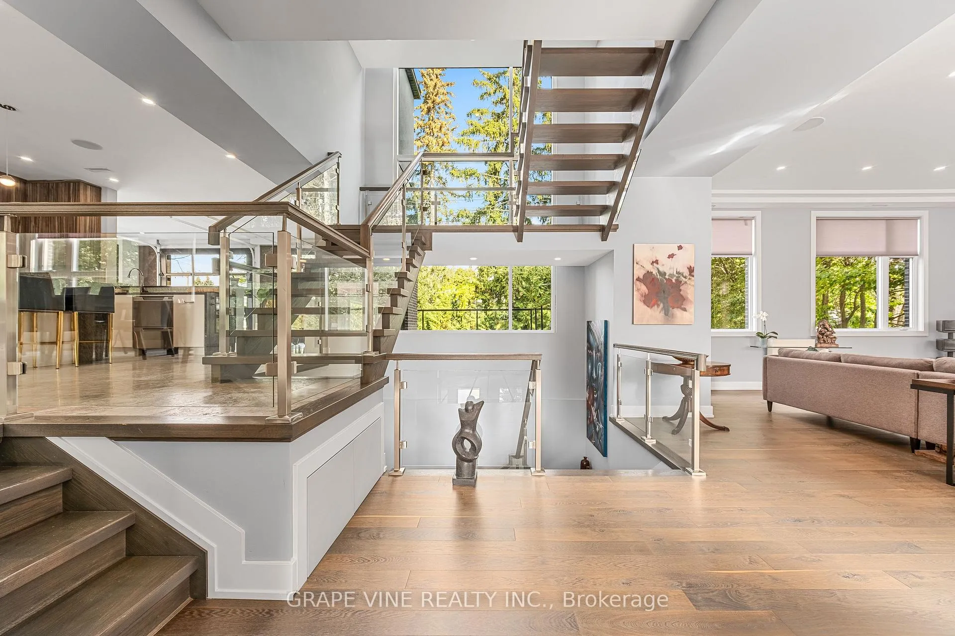 Photo 3 of 315 Crestview Road, Ottawa, Alta Vista/Faircrest Heights — HOMEH