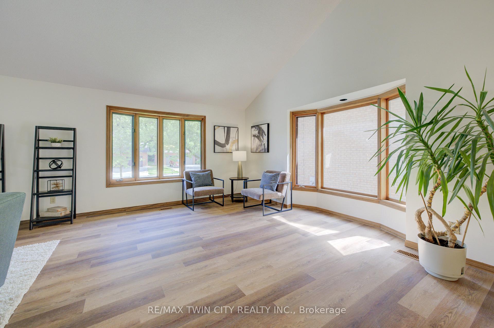 Photo 10 of 391 Northlake Drive, Waterloo — HOMEH