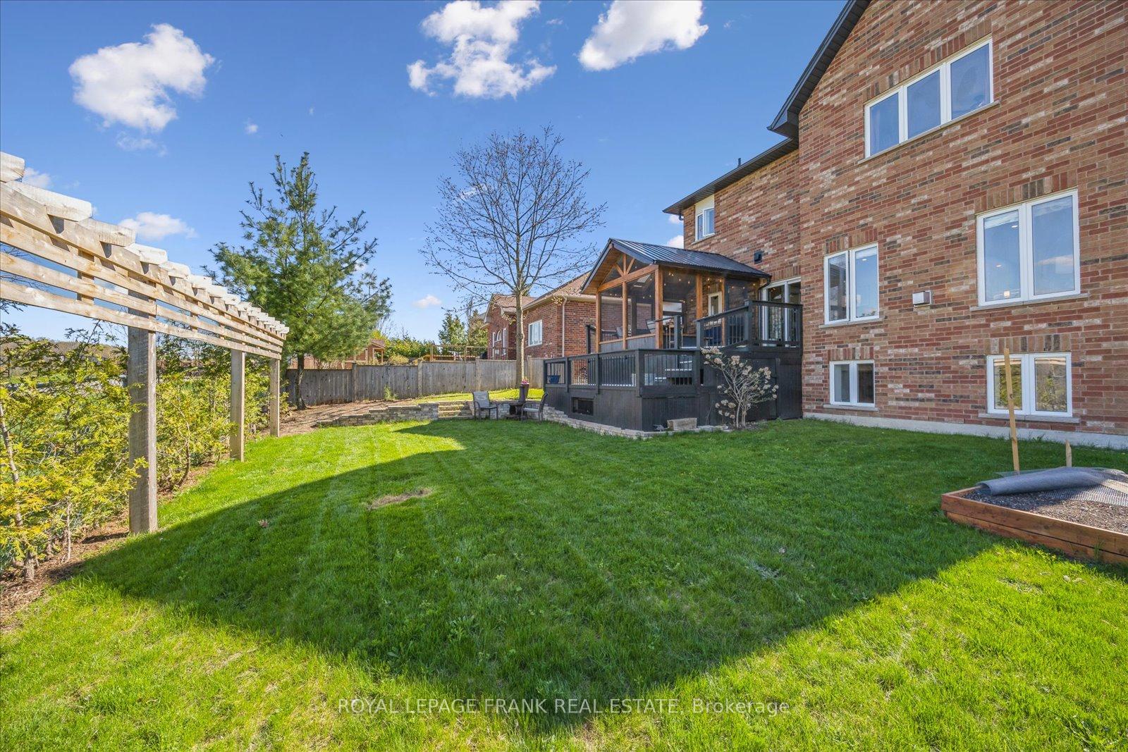 Photo 38 of 21 Brownscombe Crescent, Uxbridge — HOMEH