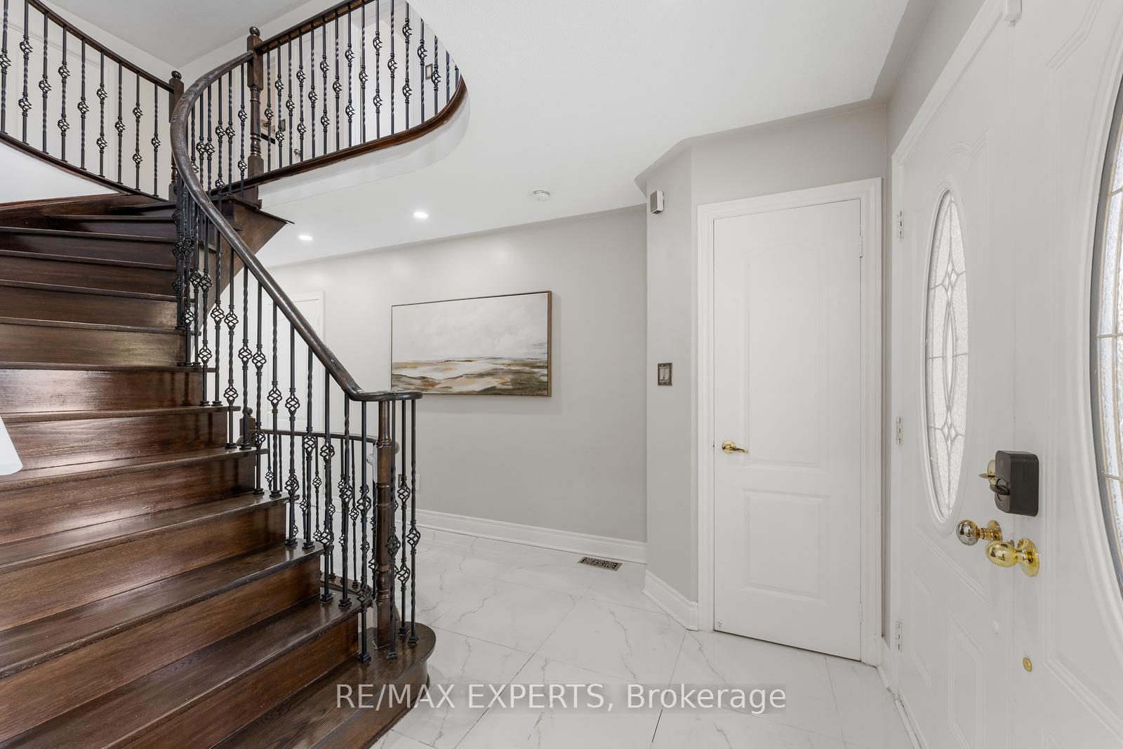 Photo 5 of 147 Ashton Drive, Vaughan, Maple — HOMEH
