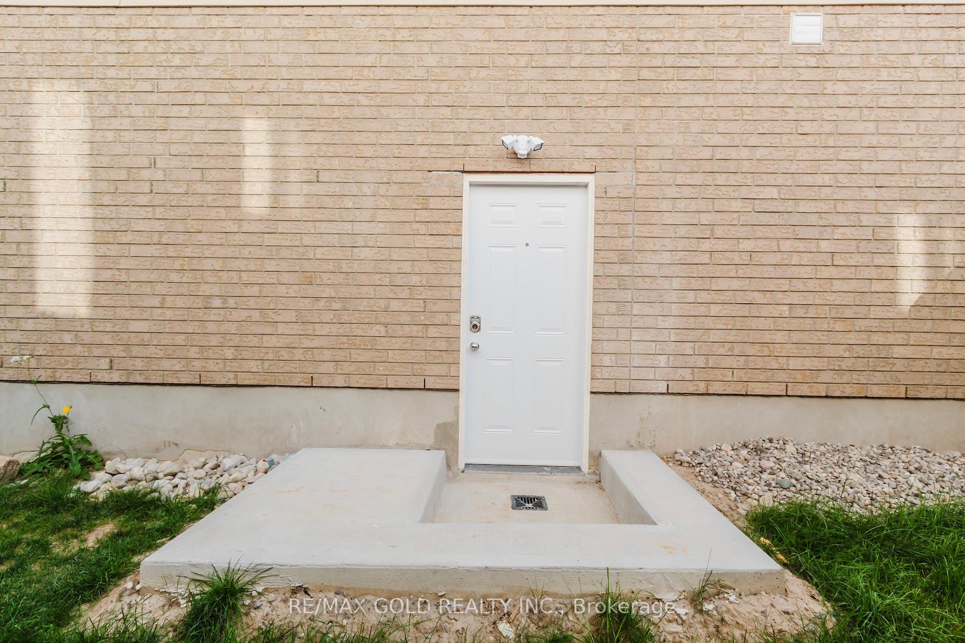 Photo 2 of 349 Bamberg Crescent, Waterloo — HOMEH