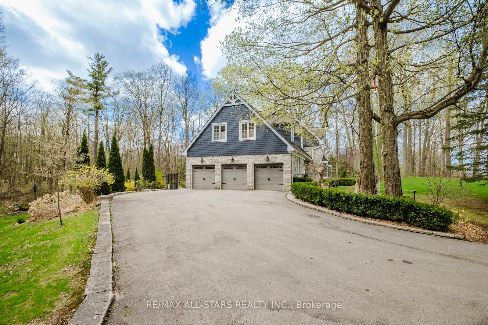 Photo 3 of 12 Oakview Place, Uxbridge, Rural Uxbridge — HOMEH