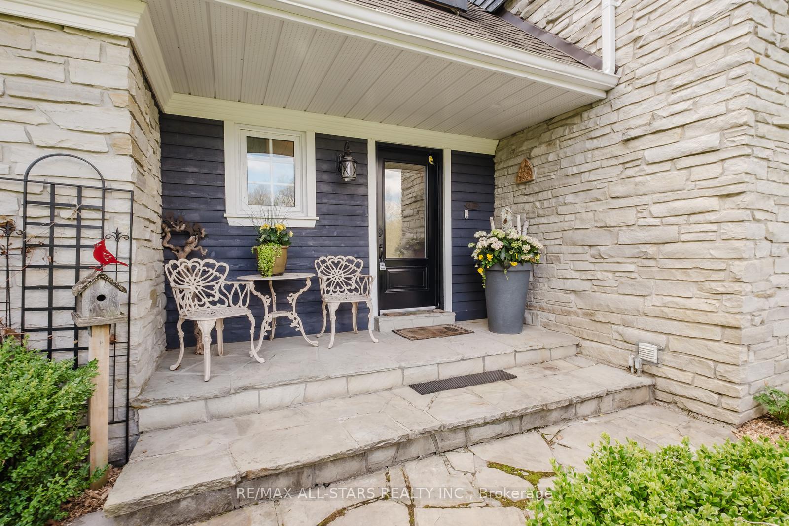 Photo 4 of 12 Oakview Place, Uxbridge, Rural Uxbridge — HOMEH