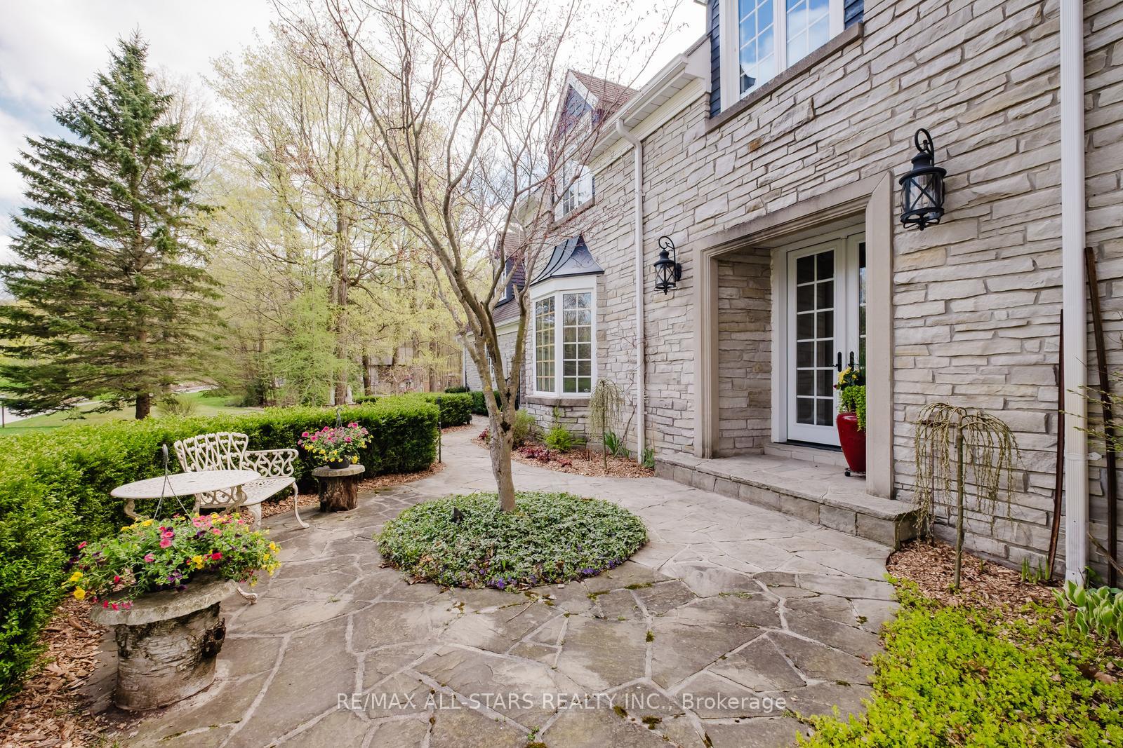 Photo 5 of 12 Oakview Place, Uxbridge, Rural Uxbridge — HOMEH
