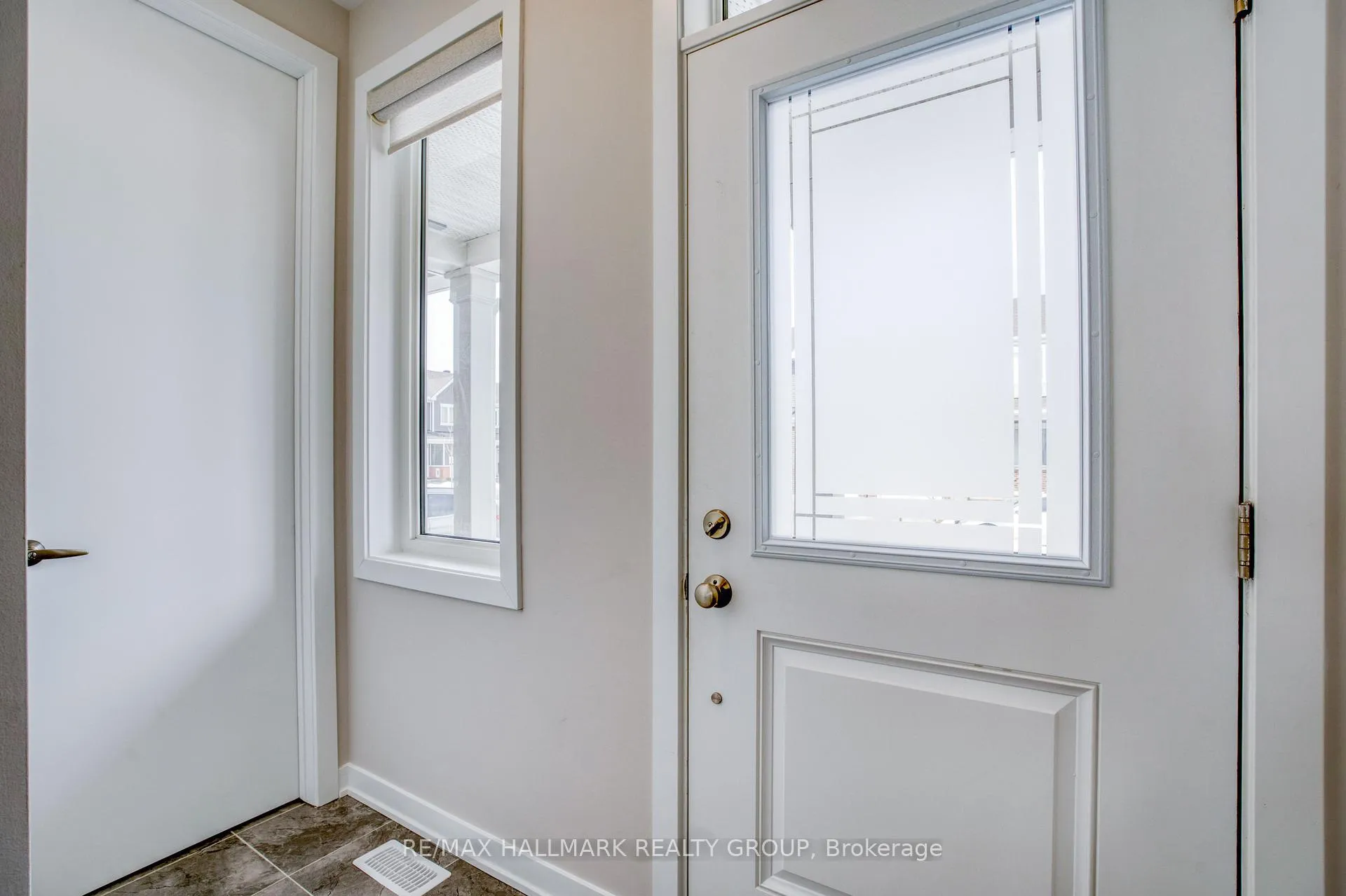 Photo 5 of 30 Focality Crescent, Ottawa, Barrhaven - Half Moon Bay — HOMEH