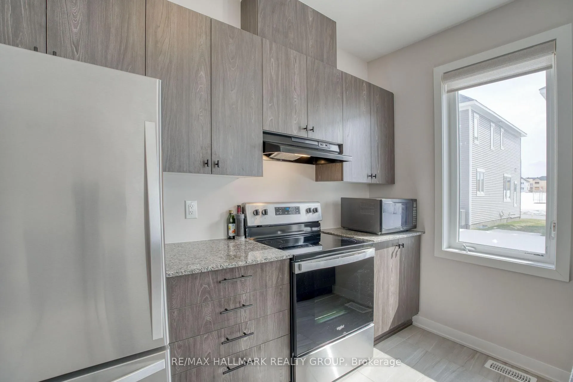 Photo 17 of 30 Focality Crescent, Ottawa, Barrhaven - Half Moon Bay — HOMEH