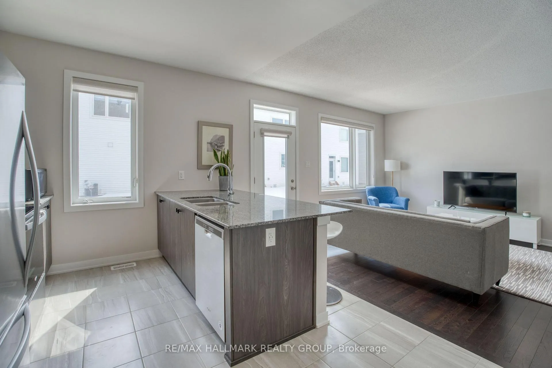 Photo 18 of 30 Focality Crescent, Ottawa, Barrhaven - Half Moon Bay — HOMEH
