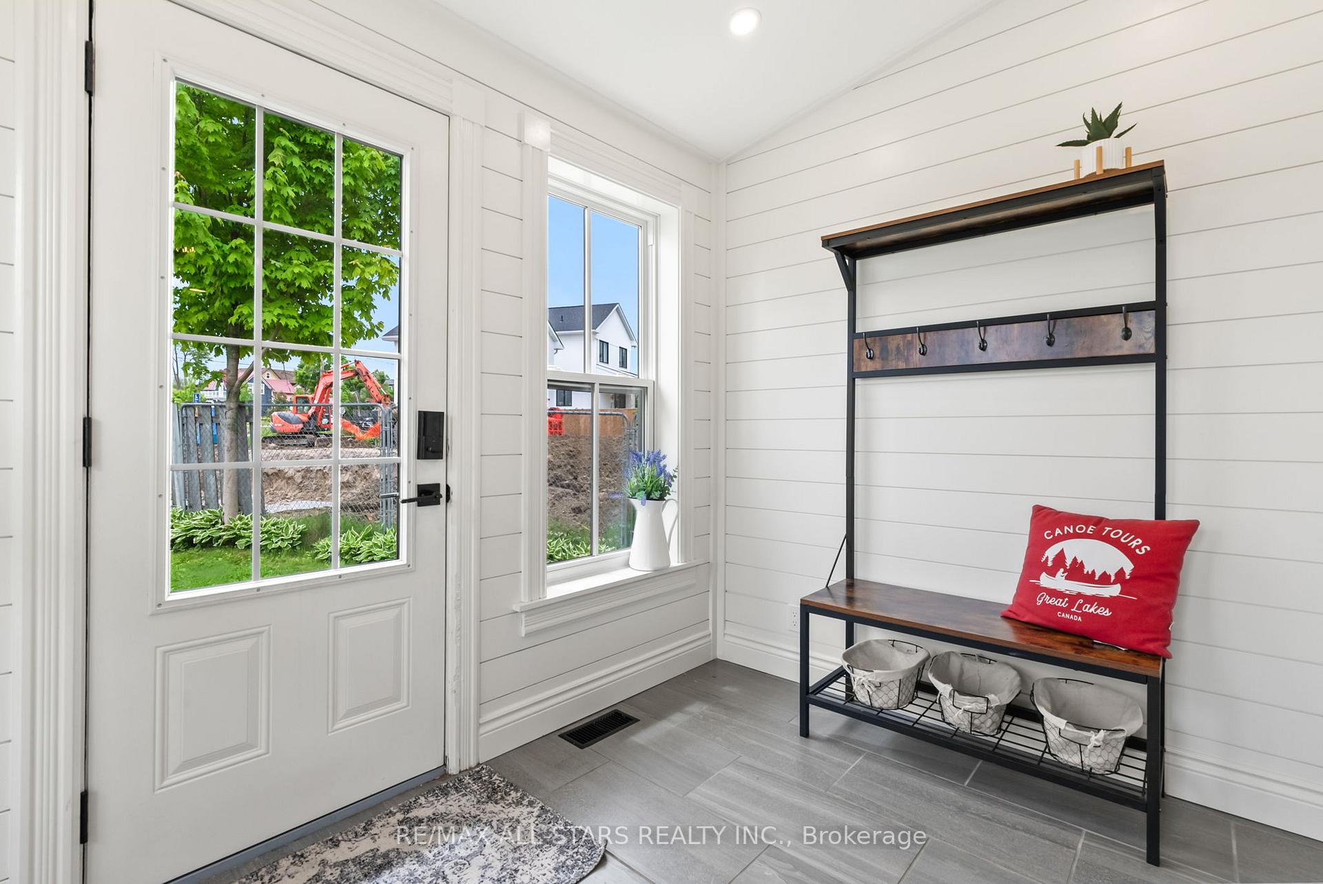 Photo 5 of 31 King Street W, Uxbridge — HOMEH