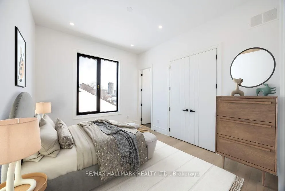 Photo 3 of 230 Townsgate Drive, Vaughan, Crestwood-Springfarm-Yorkhill — HOMEH