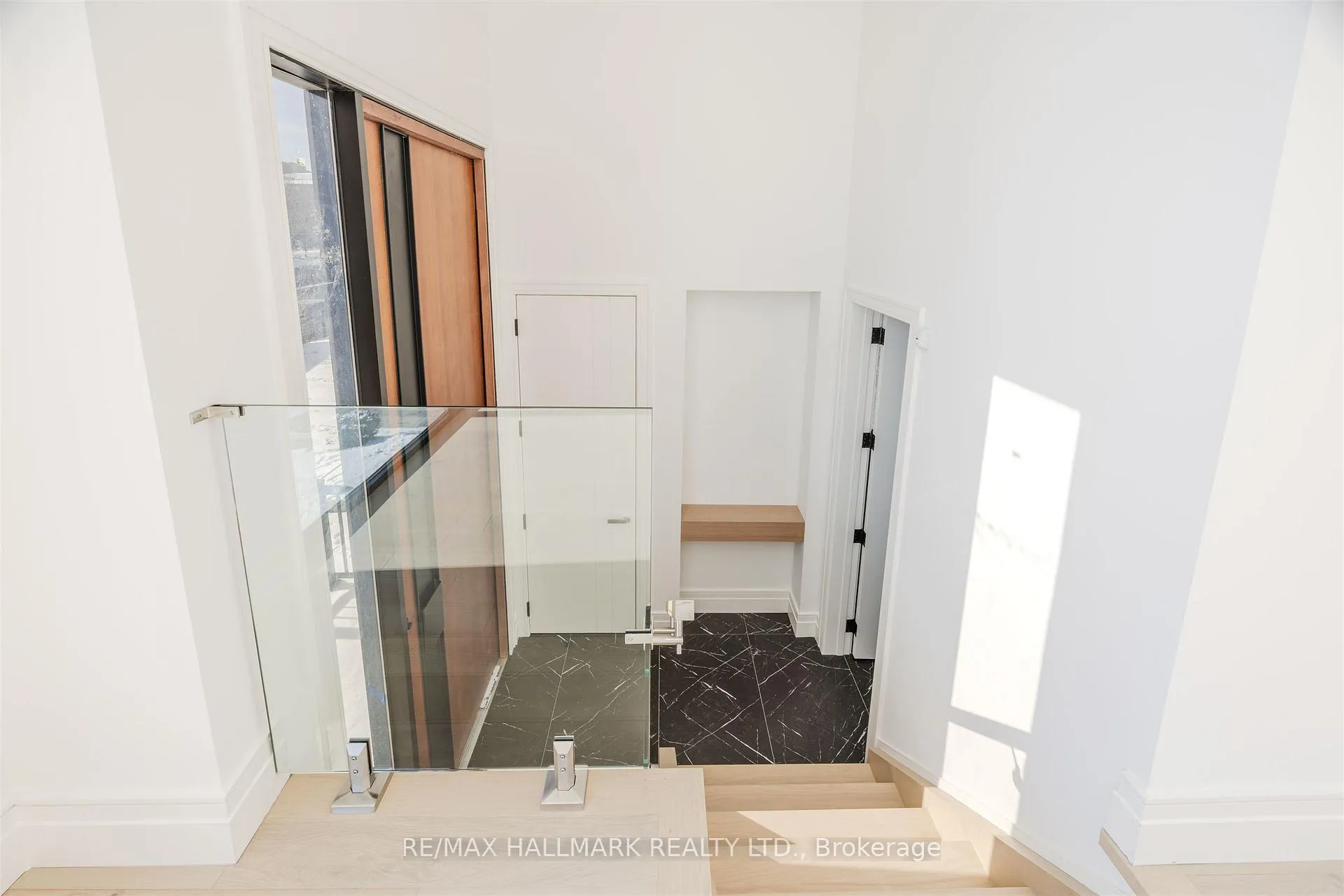 Photo 8 of 230 Townsgate Drive, Vaughan, Crestwood-Springfarm-Yorkhill — HOMEH