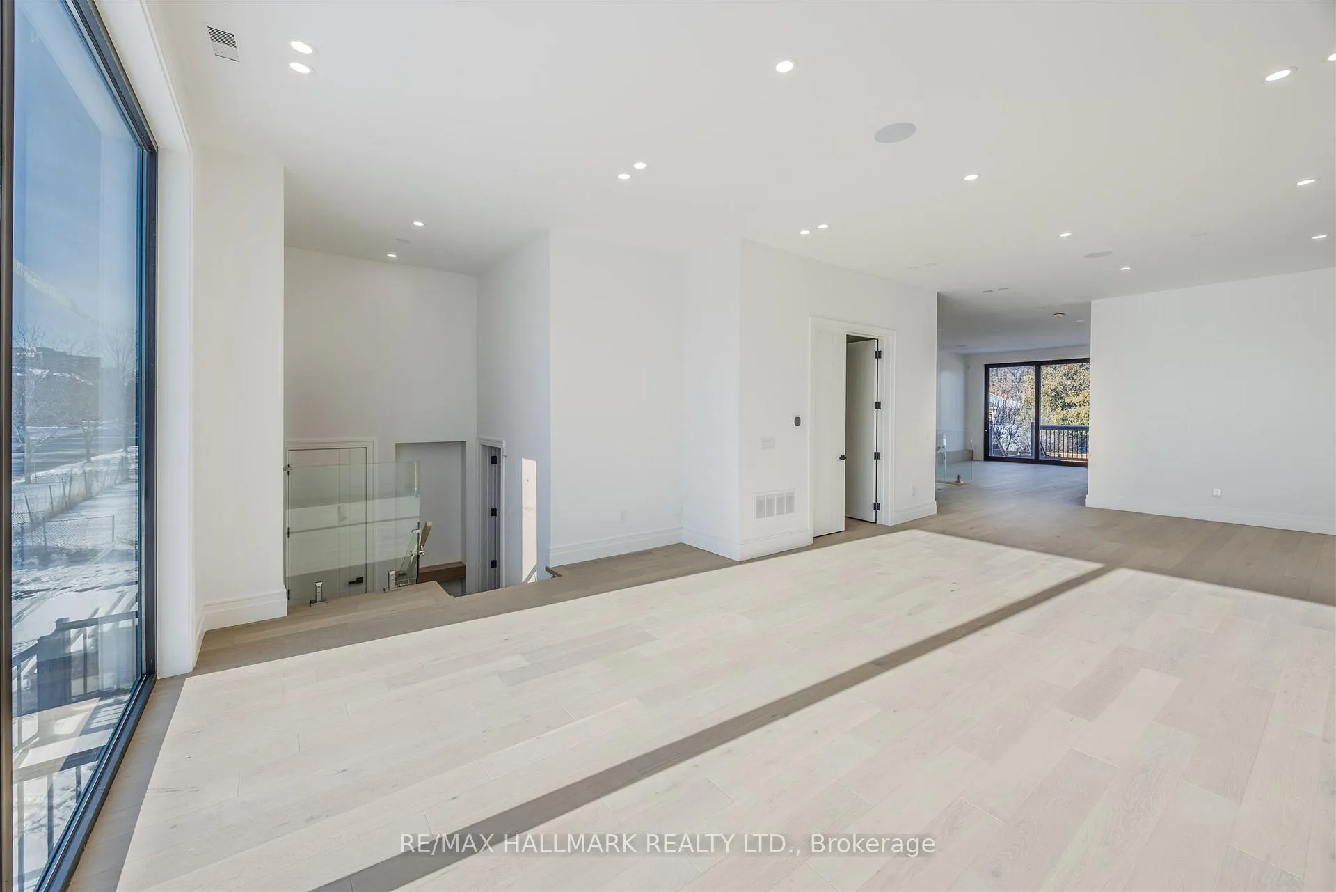 Photo 9 of 230 Townsgate Drive, Vaughan, Crestwood-Springfarm-Yorkhill — HOMEH