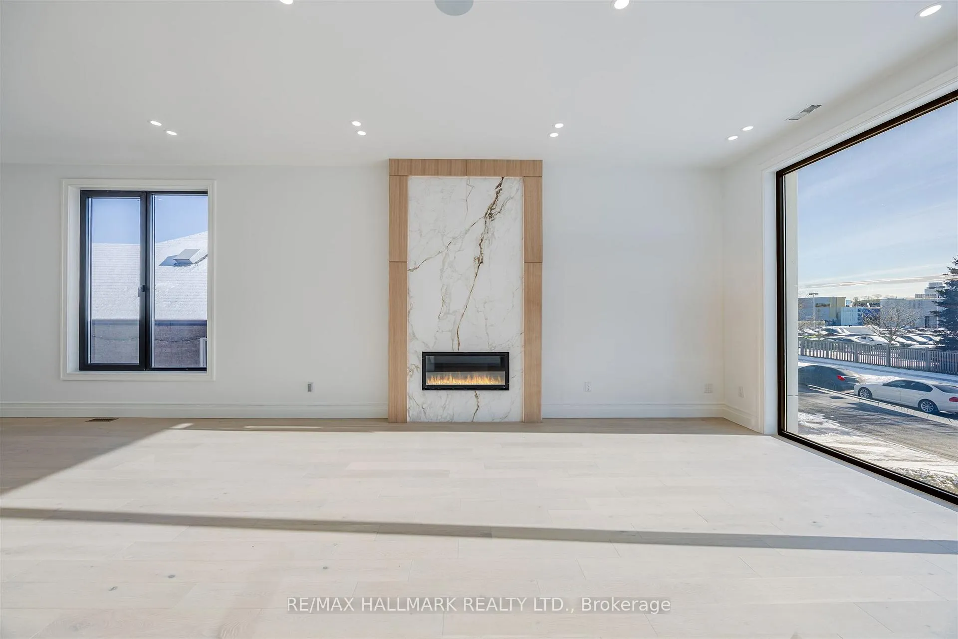 Photo 10 of 230 Townsgate Drive, Vaughan, Crestwood-Springfarm-Yorkhill — HOMEH