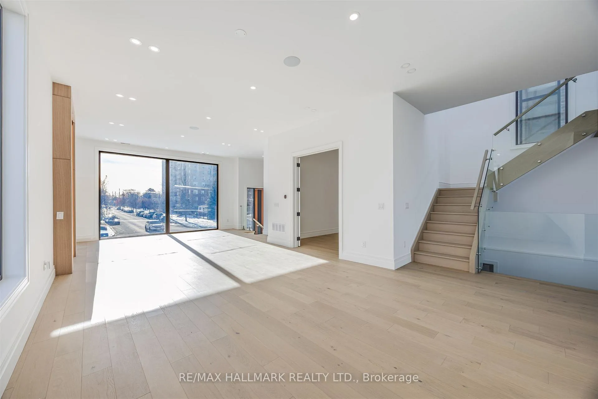 Photo 11 of 230 Townsgate Drive, Vaughan, Crestwood-Springfarm-Yorkhill — HOMEH