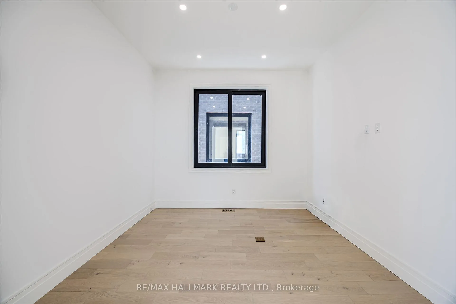 Photo 12 of 230 Townsgate Drive, Vaughan, Crestwood-Springfarm-Yorkhill — HOMEH