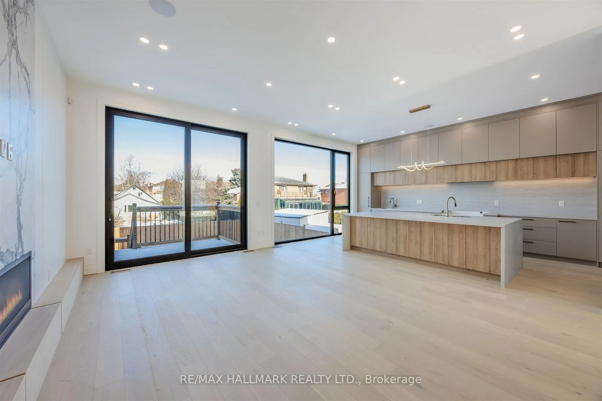 Photo 14 of 230 Townsgate Drive, Vaughan, Crestwood-Springfarm-Yorkhill — HOMEH