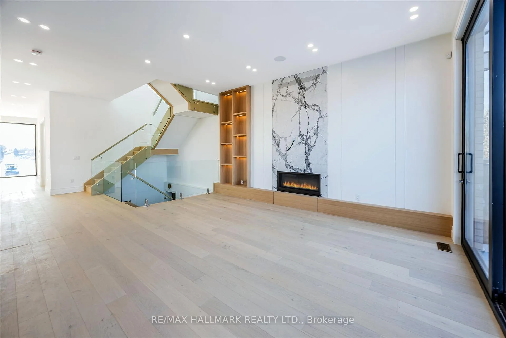 Photo 15 of 230 Townsgate Drive, Vaughan, Crestwood-Springfarm-Yorkhill — HOMEH