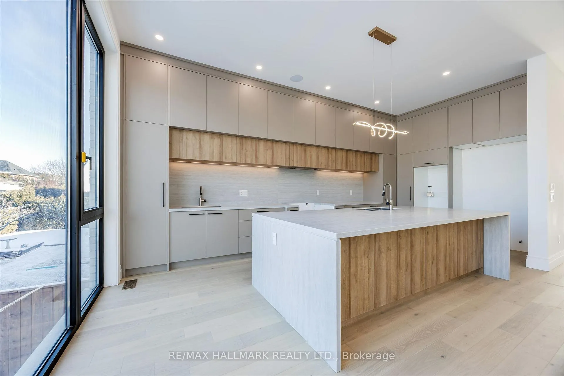 Photo 16 of 230 Townsgate Drive, Vaughan, Crestwood-Springfarm-Yorkhill — HOMEH
