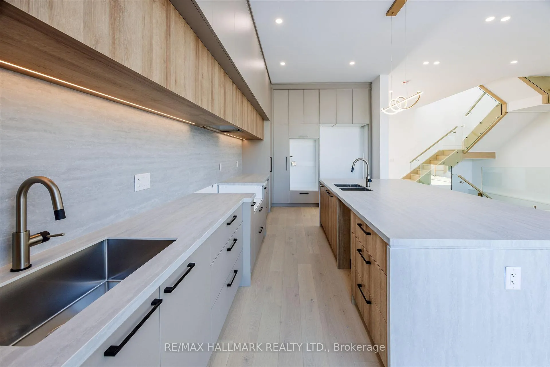 Photo 17 of 230 Townsgate Drive, Vaughan, Crestwood-Springfarm-Yorkhill — HOMEH