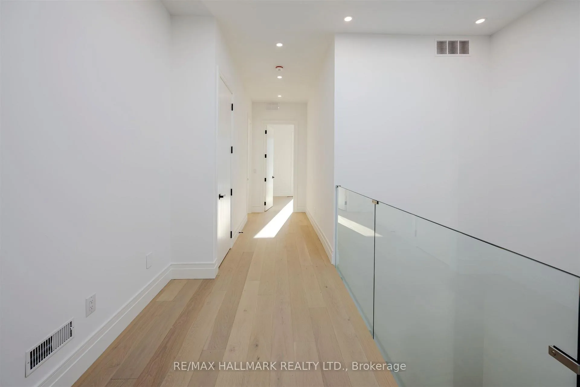 Photo 19 of 230 Townsgate Drive, Vaughan, Crestwood-Springfarm-Yorkhill — HOMEH