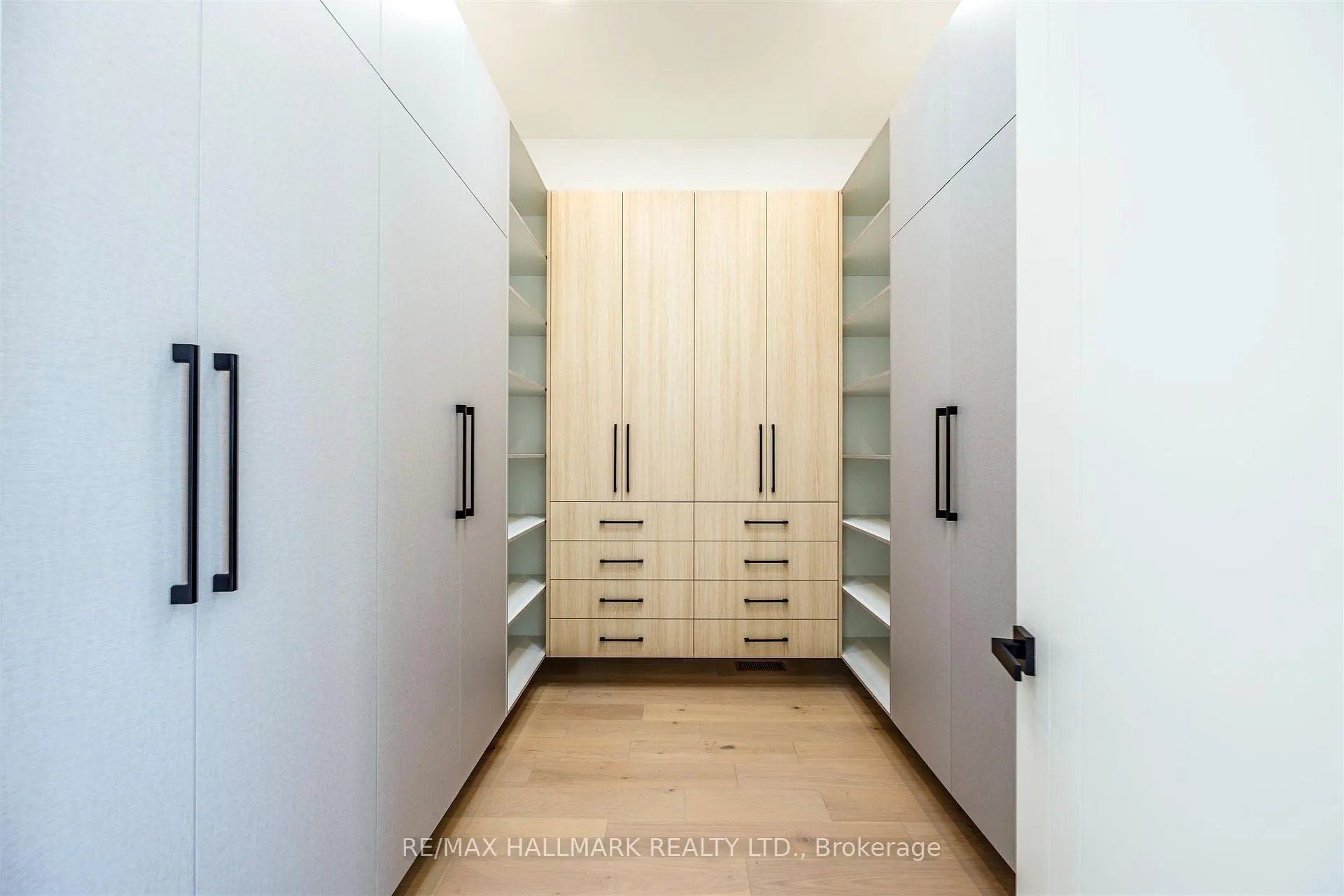 Photo 24 of 230 Townsgate Drive, Vaughan, Crestwood-Springfarm-Yorkhill — HOMEH