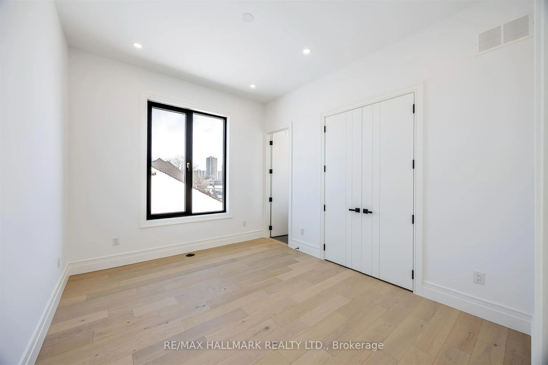 Photo 25 of 230 Townsgate Drive, Vaughan, Crestwood-Springfarm-Yorkhill — HOMEH
