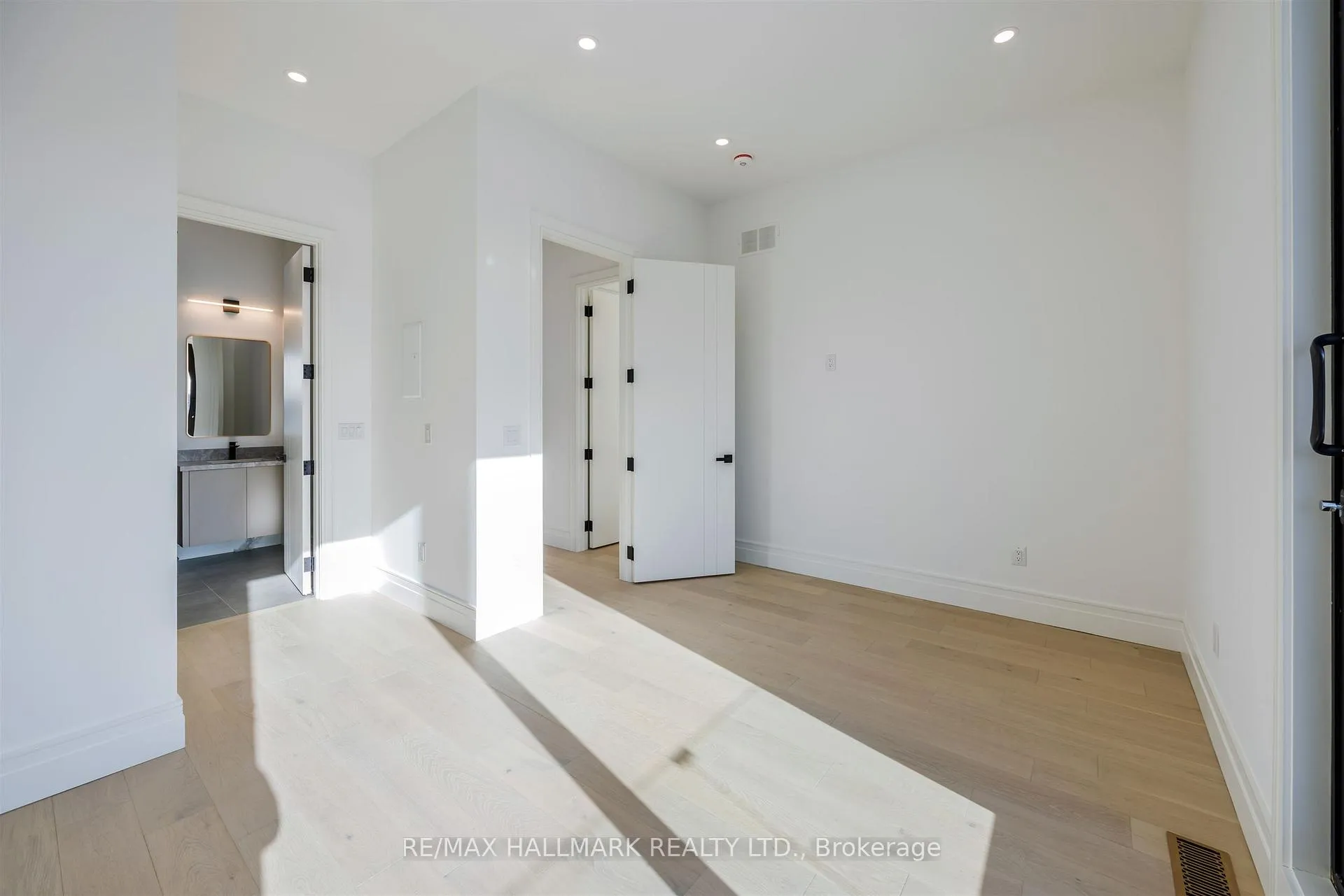 Photo 26 of 230 Townsgate Drive, Vaughan, Crestwood-Springfarm-Yorkhill — HOMEH