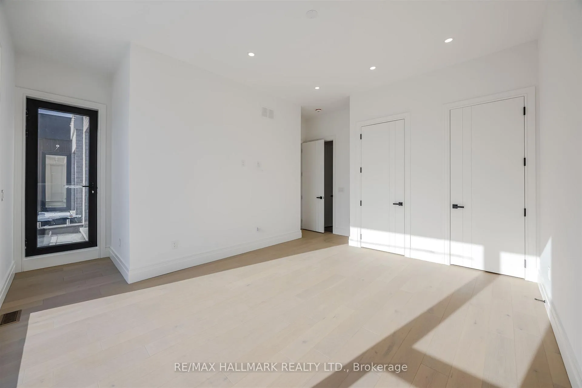 Photo 28 of 230 Townsgate Drive, Vaughan, Crestwood-Springfarm-Yorkhill — HOMEH