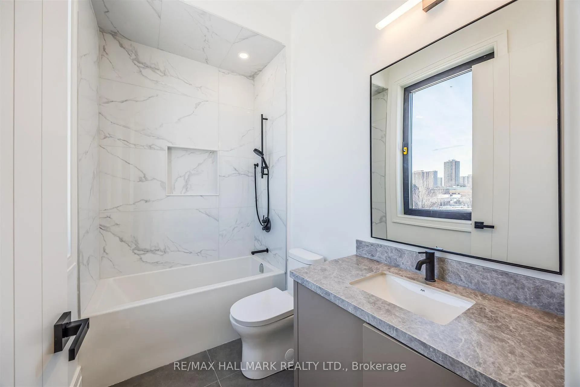 Photo 29 of 230 Townsgate Drive, Vaughan, Crestwood-Springfarm-Yorkhill — HOMEH