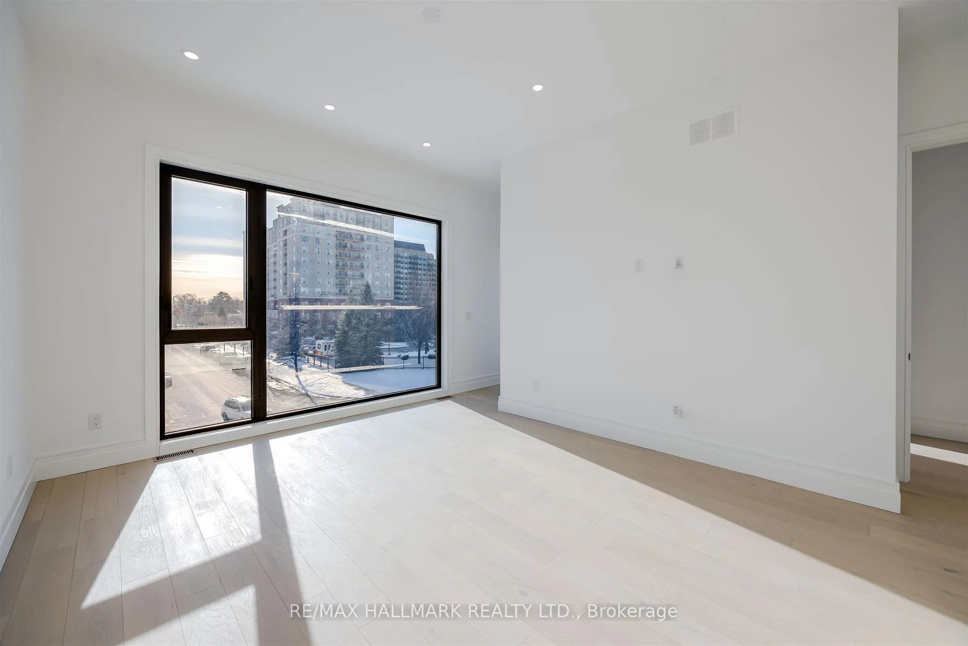 Photo 30 of 230 Townsgate Drive, Vaughan, Crestwood-Springfarm-Yorkhill — HOMEH