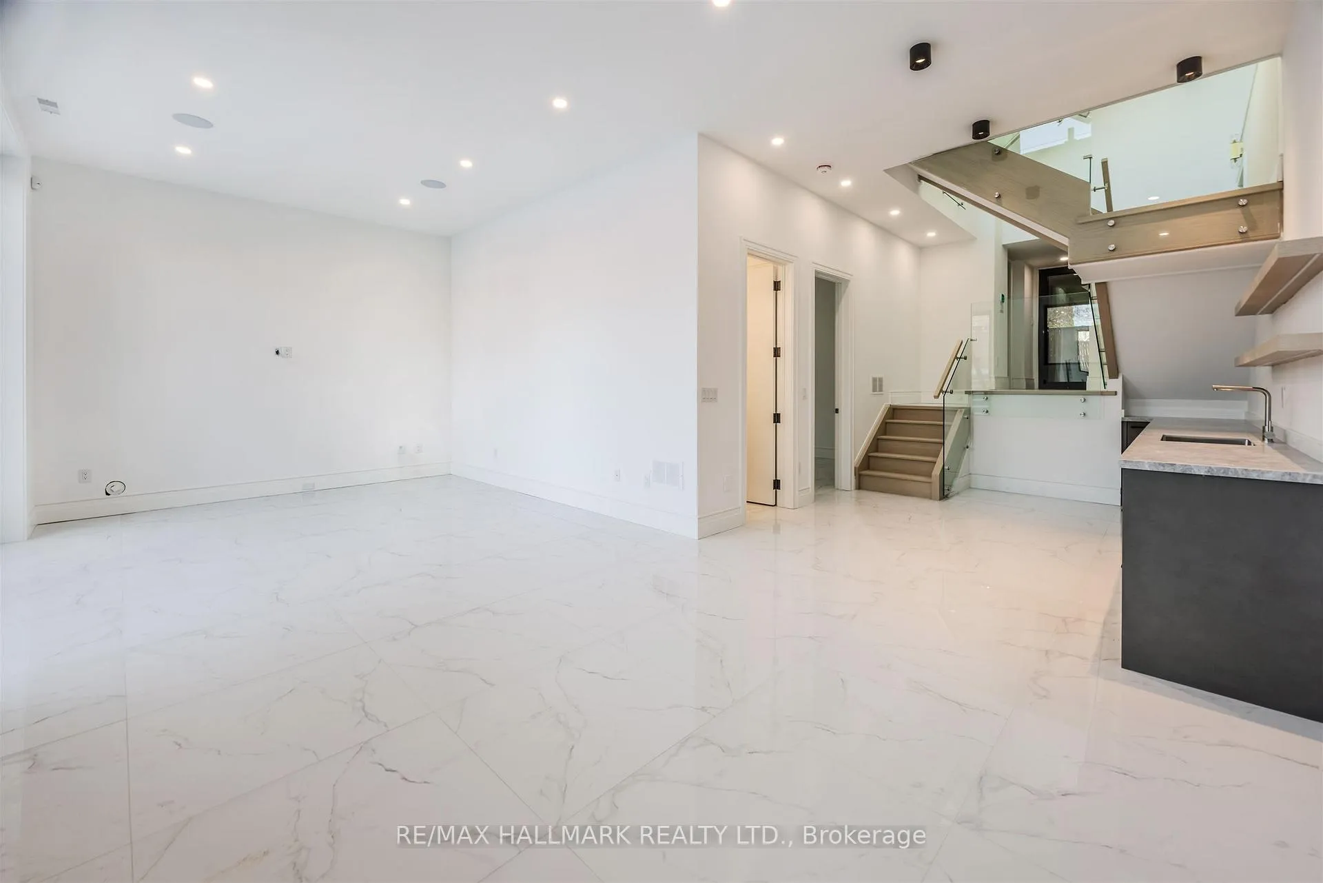 Photo 32 of 230 Townsgate Drive, Vaughan, Crestwood-Springfarm-Yorkhill — HOMEH