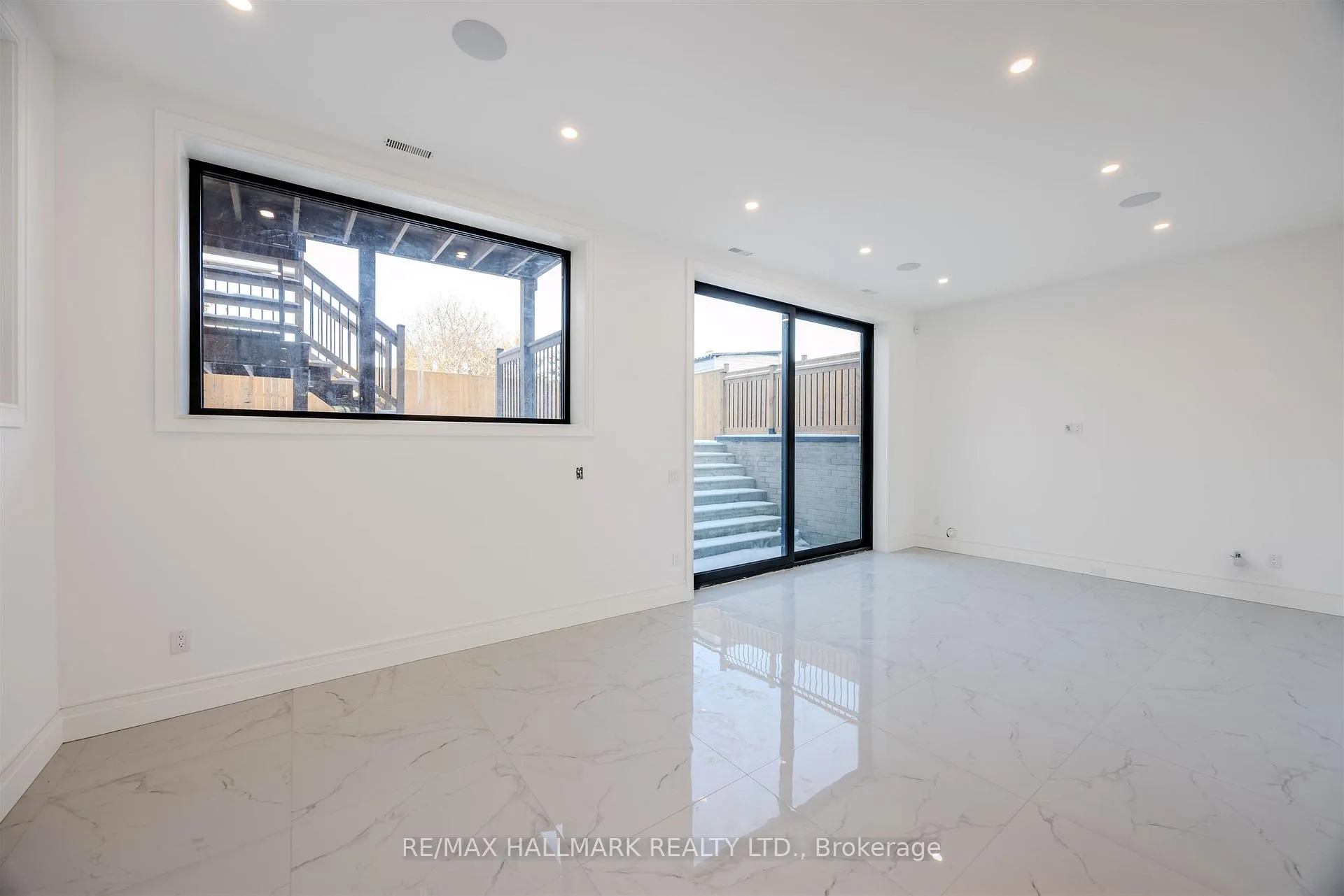 Photo 33 of 230 Townsgate Drive, Vaughan, Crestwood-Springfarm-Yorkhill — HOMEH