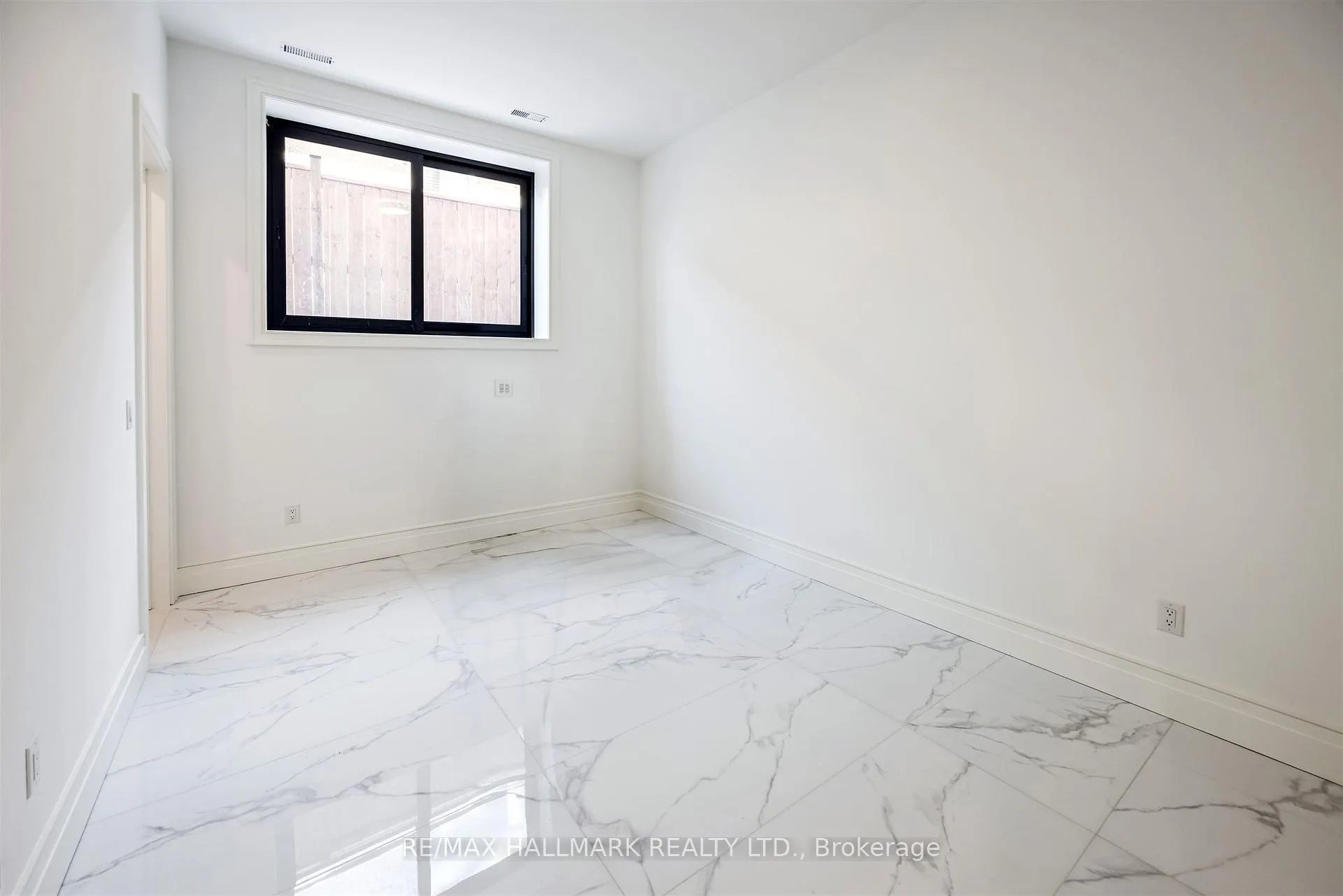 Photo 34 of 230 Townsgate Drive, Vaughan, Crestwood-Springfarm-Yorkhill — HOMEH