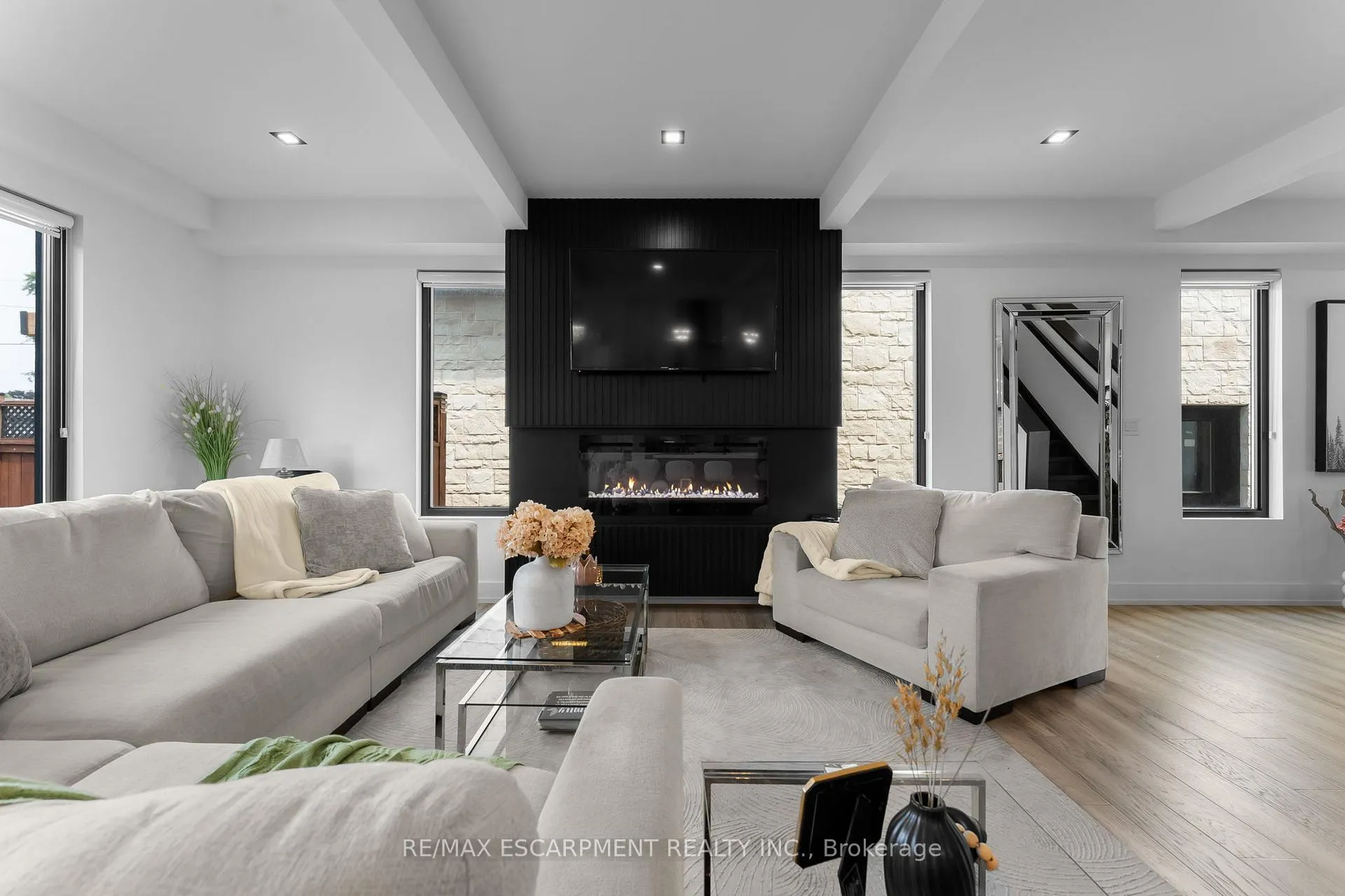 Photo 5 of 14 Willowbrook Drive, Welland, West Welland — HOMEH