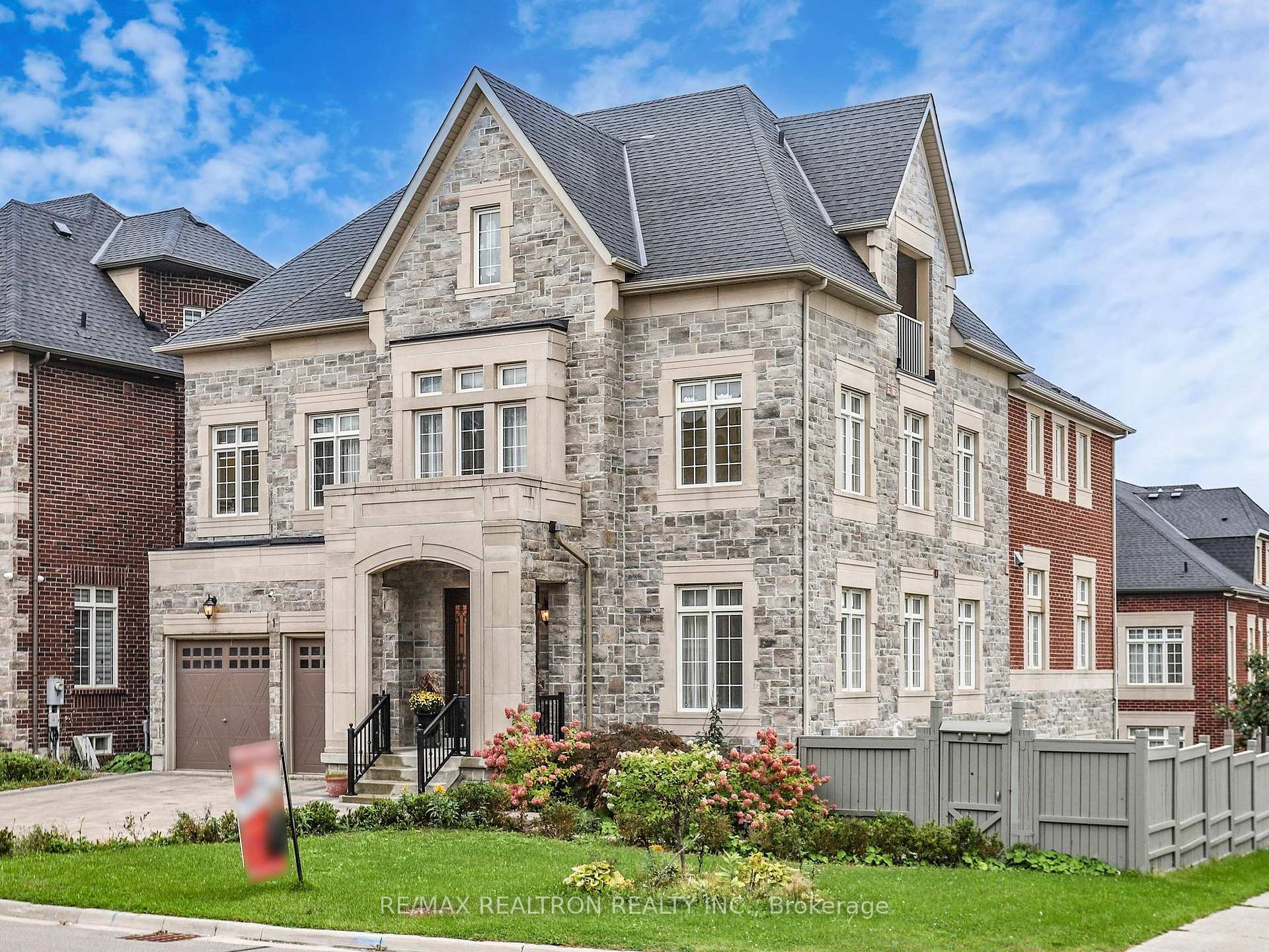 Photo 2 of 1 Conger Street, Vaughan, Patterson — HOMEH